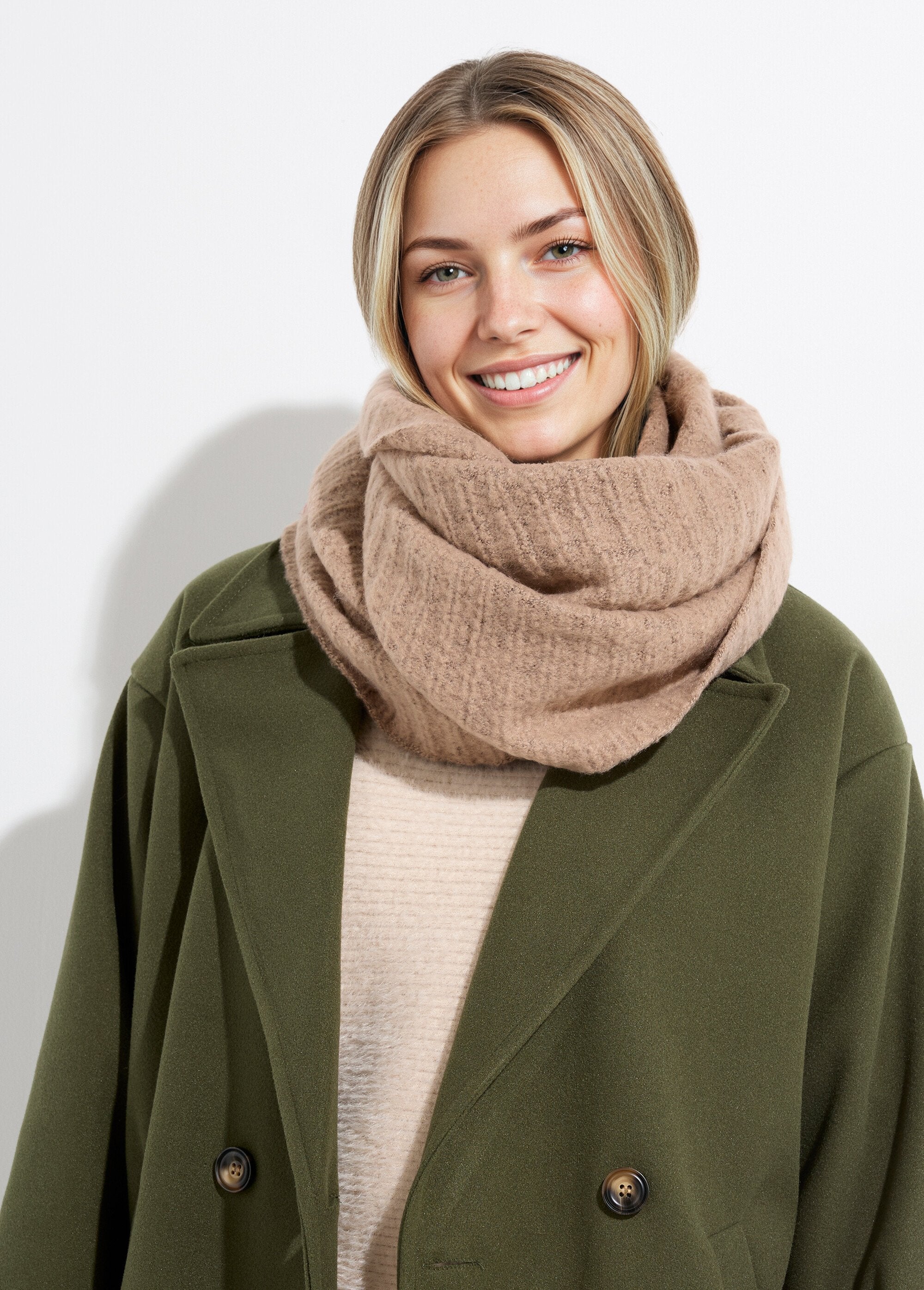 Snood_neck_warmer_in_fluffy_knit_Mole_FA1_slim