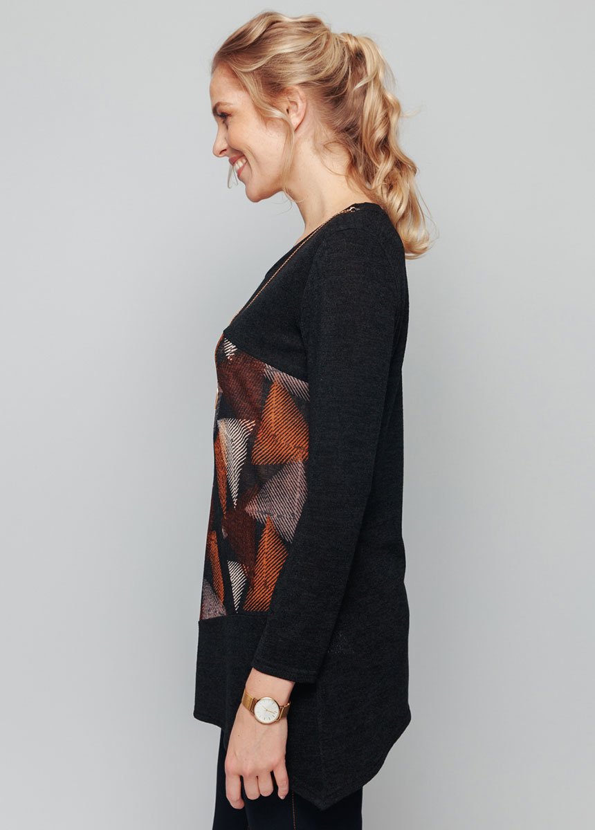 Graphic_tunic_with_fancy_necklace_Black_and_hazelnut_DR1_slim