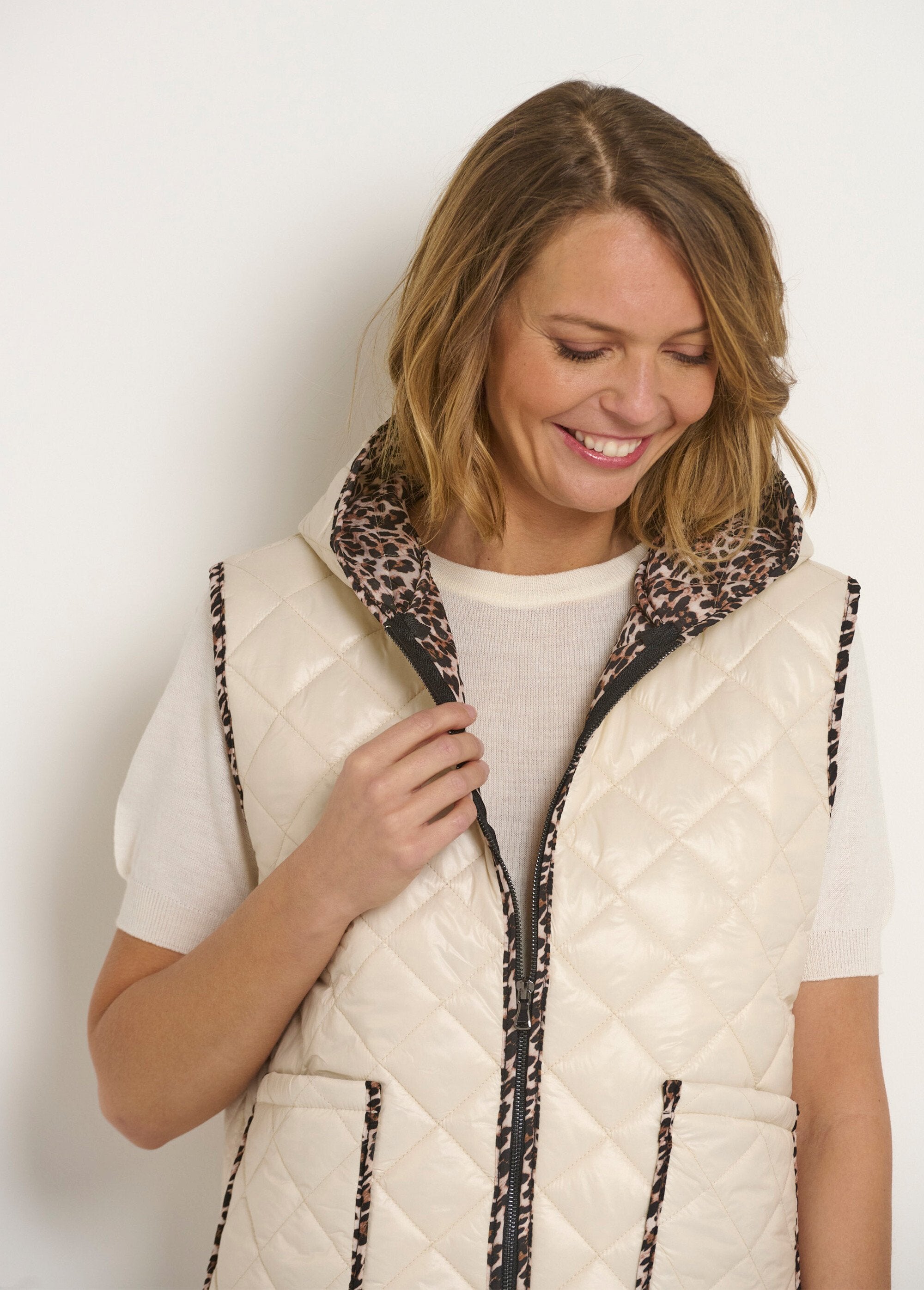 Sleeveless_quilted_jacket_with_hood_White_DE1_slim