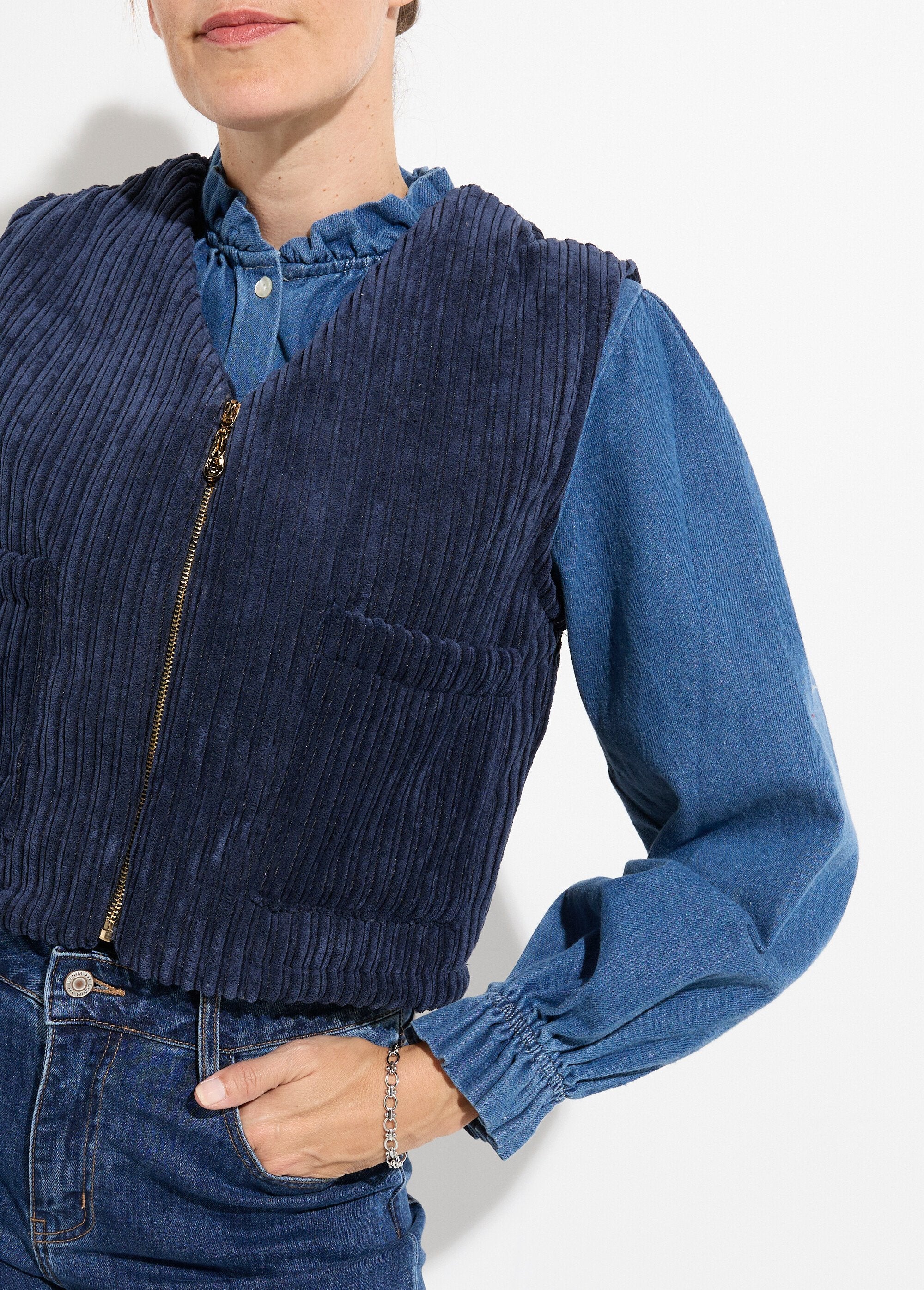 Sleeveless_V-neck_zipped_velvet_jacket_Marine_DE1_slim