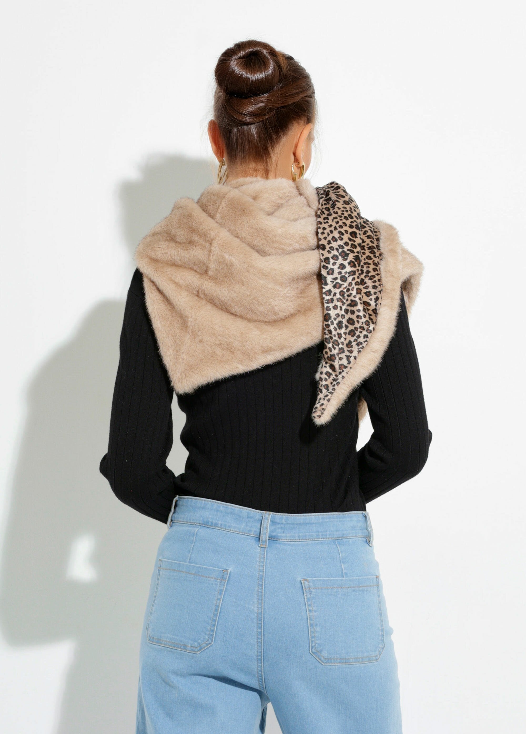 Leopard_fur_neck_warmer_with_buttons_Beige_and_leopard_DO1_slim