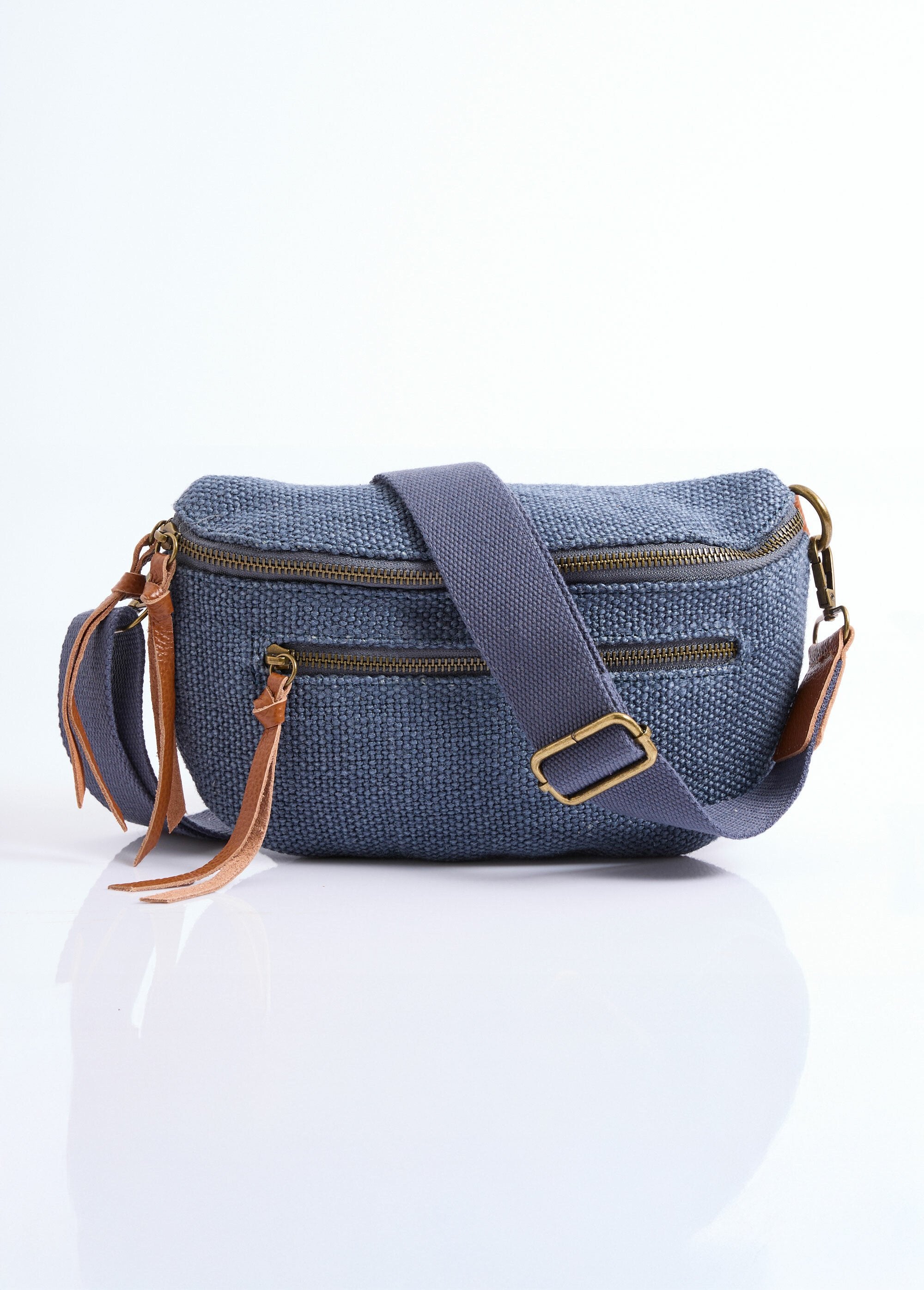 Jute_canvas_fanny_pack_with_leather_details_Blue_FA1_slim