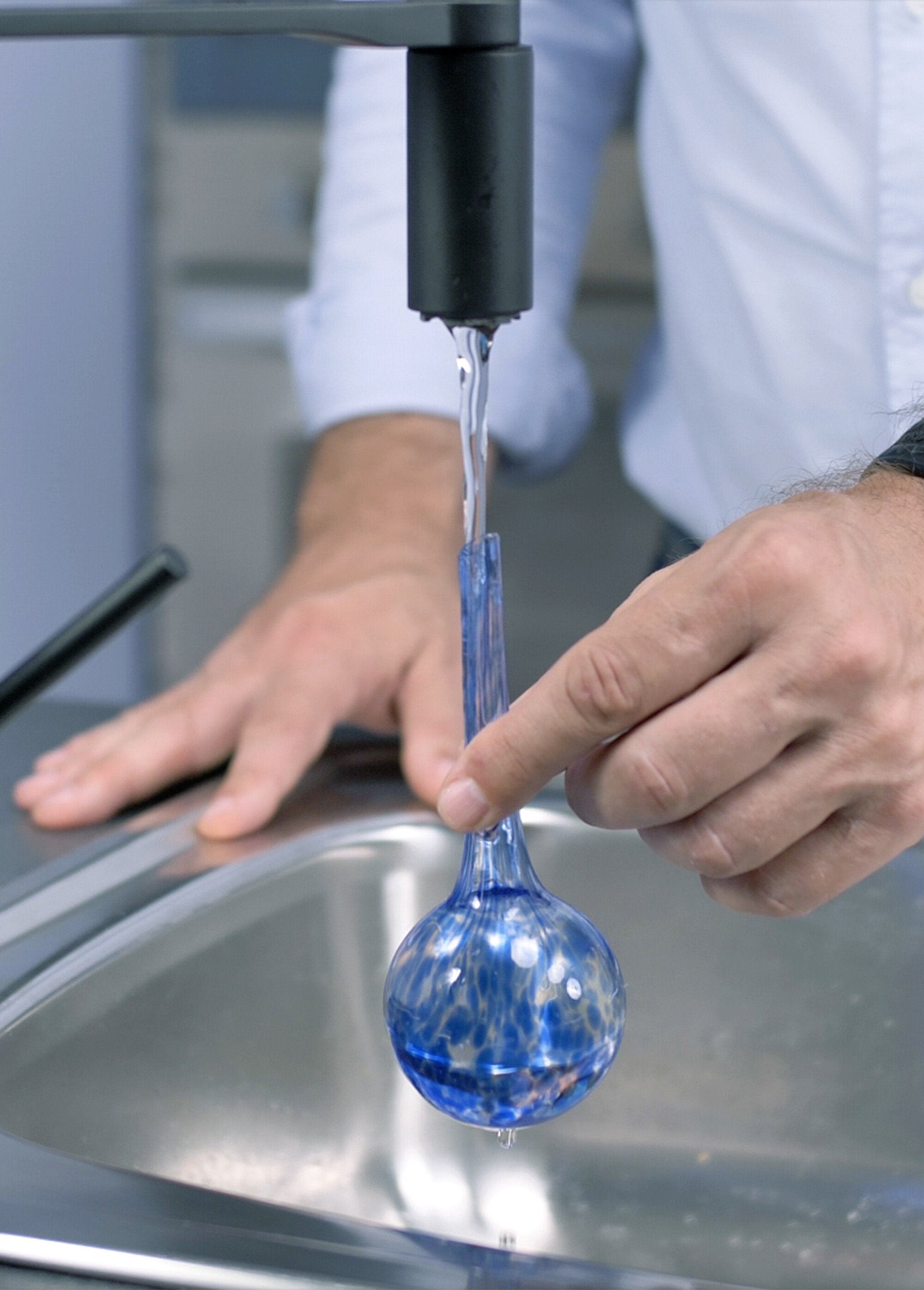 Set_of_2_glass_plant_watering_balls_Blue_DE1_slim