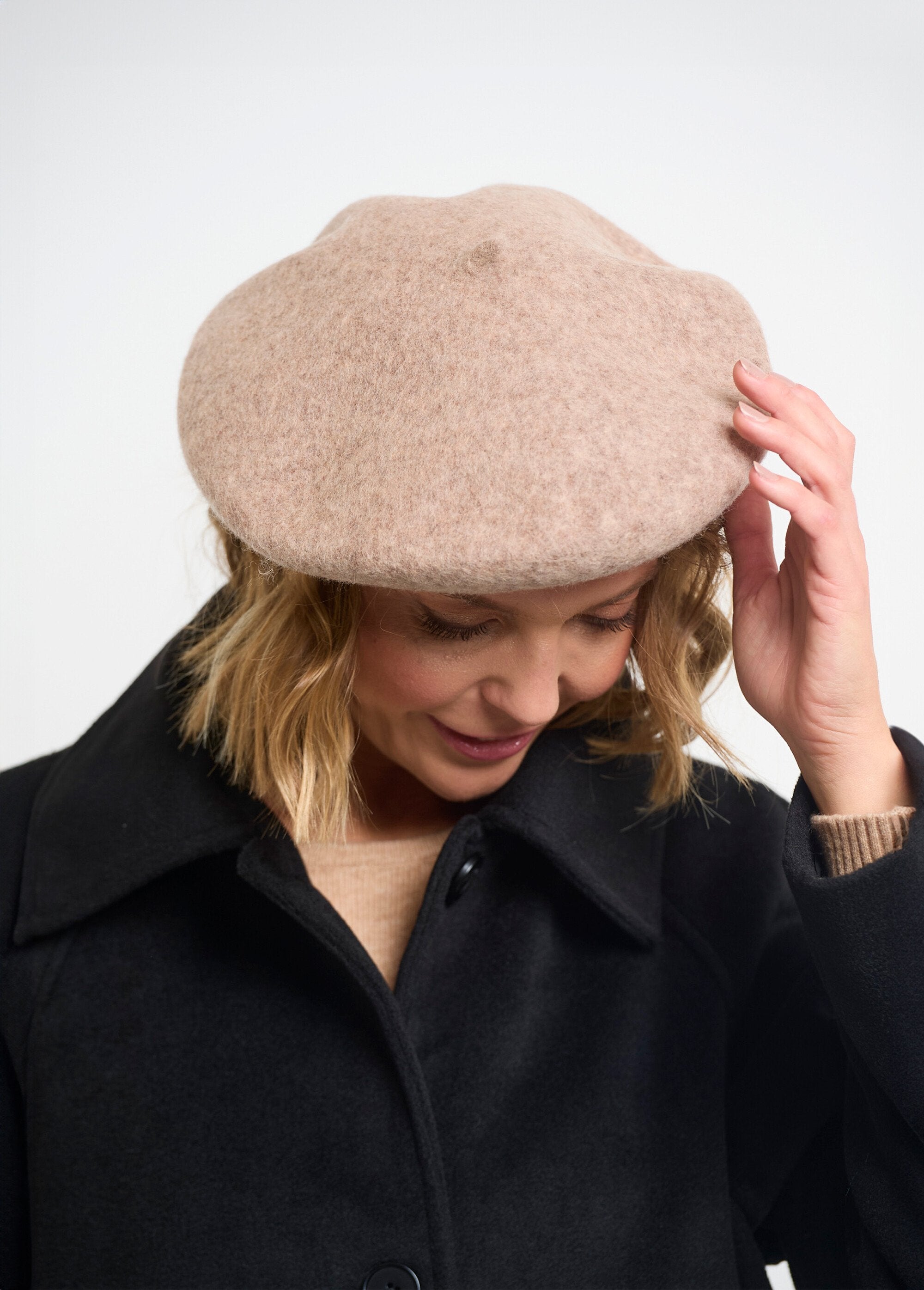 Warm_boiled_wool_beret_Taupe_DE1_slim