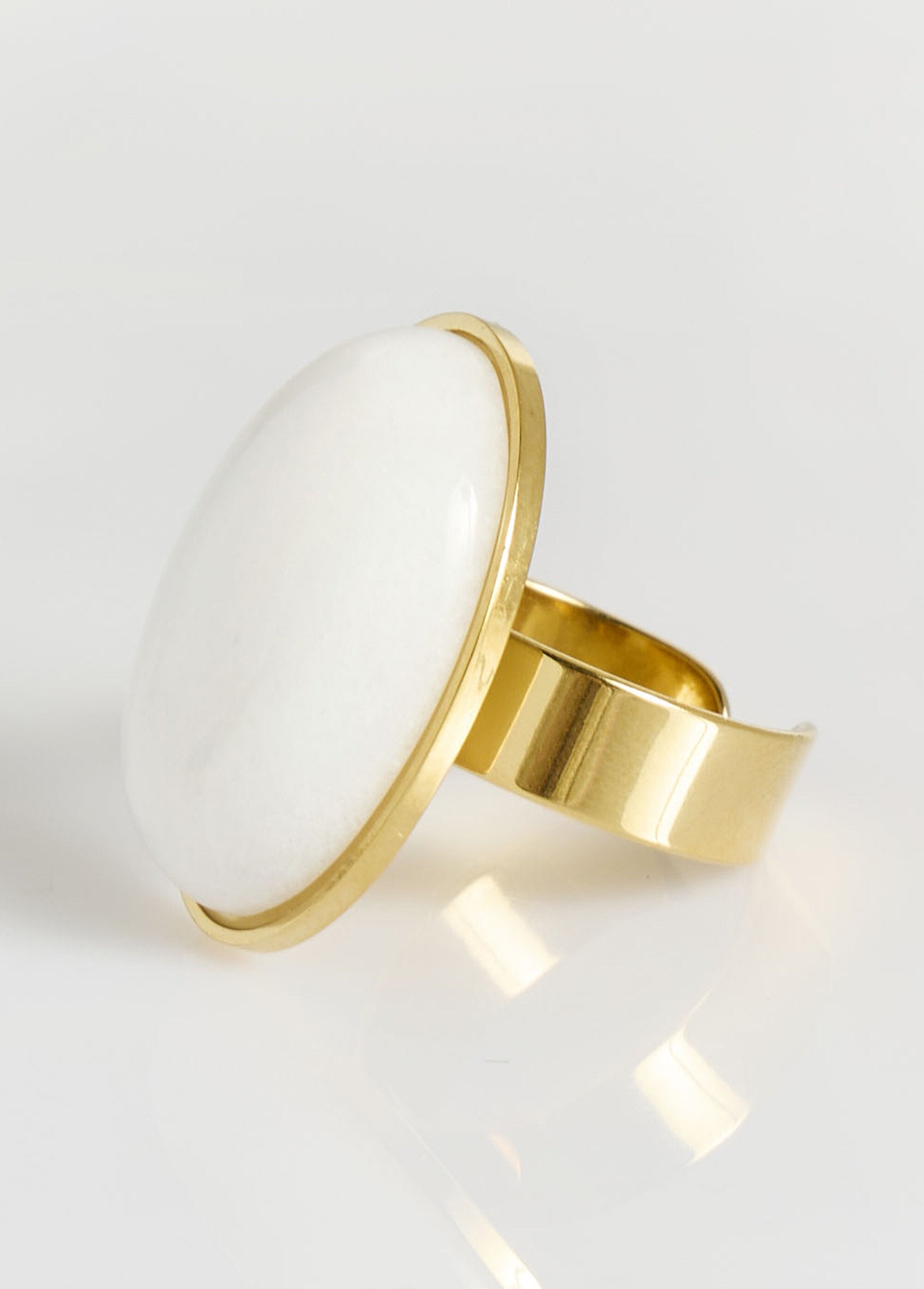 Stainless_steel_ring_with_resin_medallion_White_FA1_slim