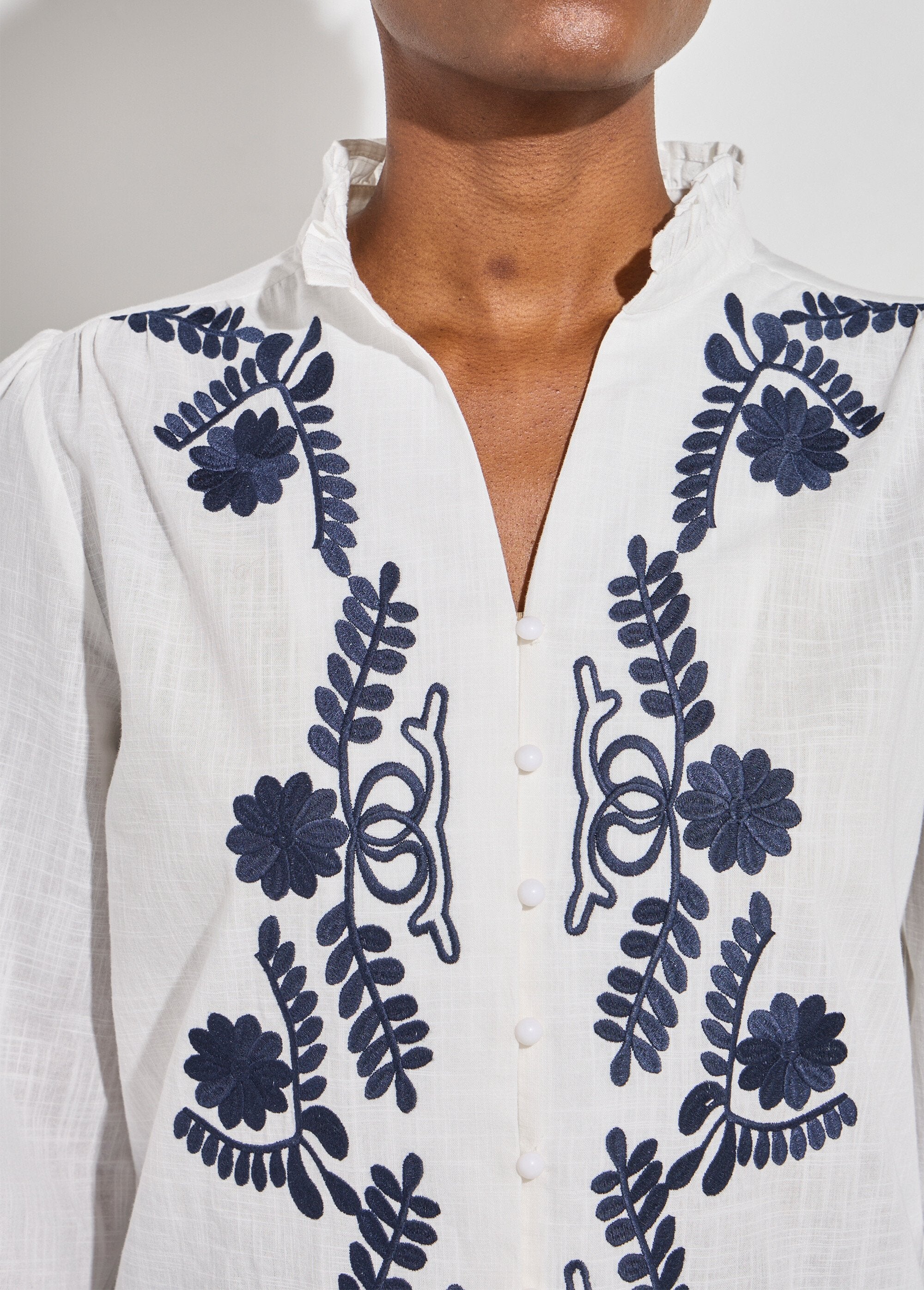 Embroidered_button-front_blouse_with_a_ruffled_collar_White_and_navy_DE1_slim