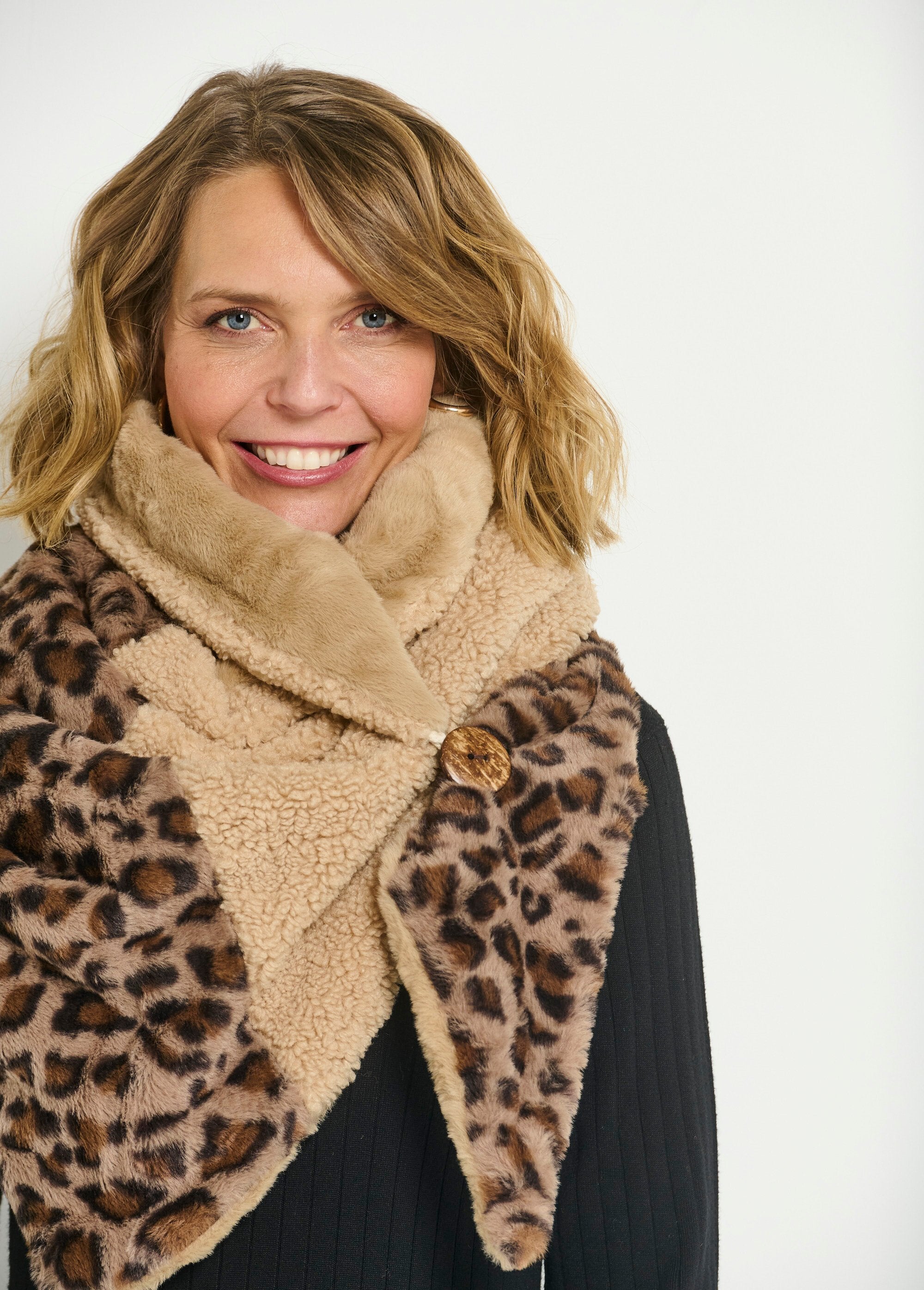 Leopard_fur_and_fleece_shoulder_covers_Ecru_and_brown_DE1_slim