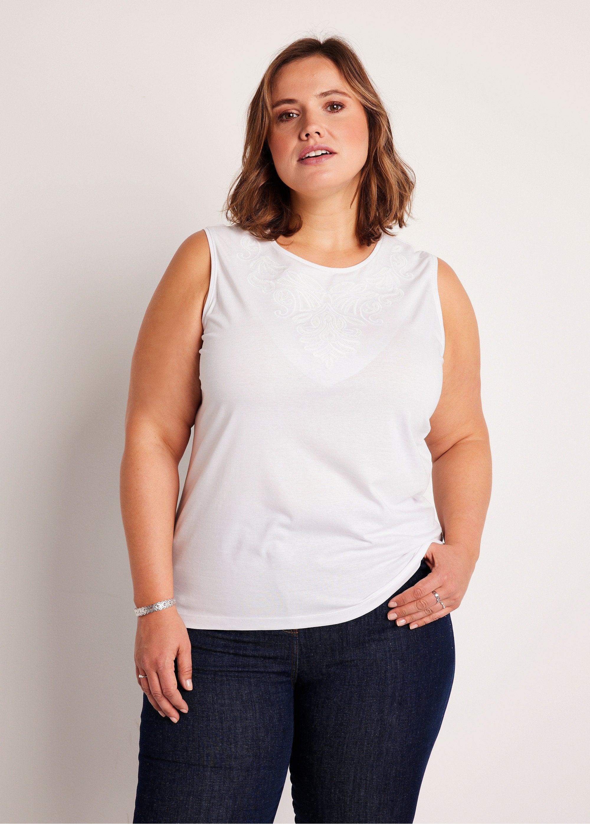 Short_plain_tank_top_embroidered_with_sequins_White_FA1_curvy