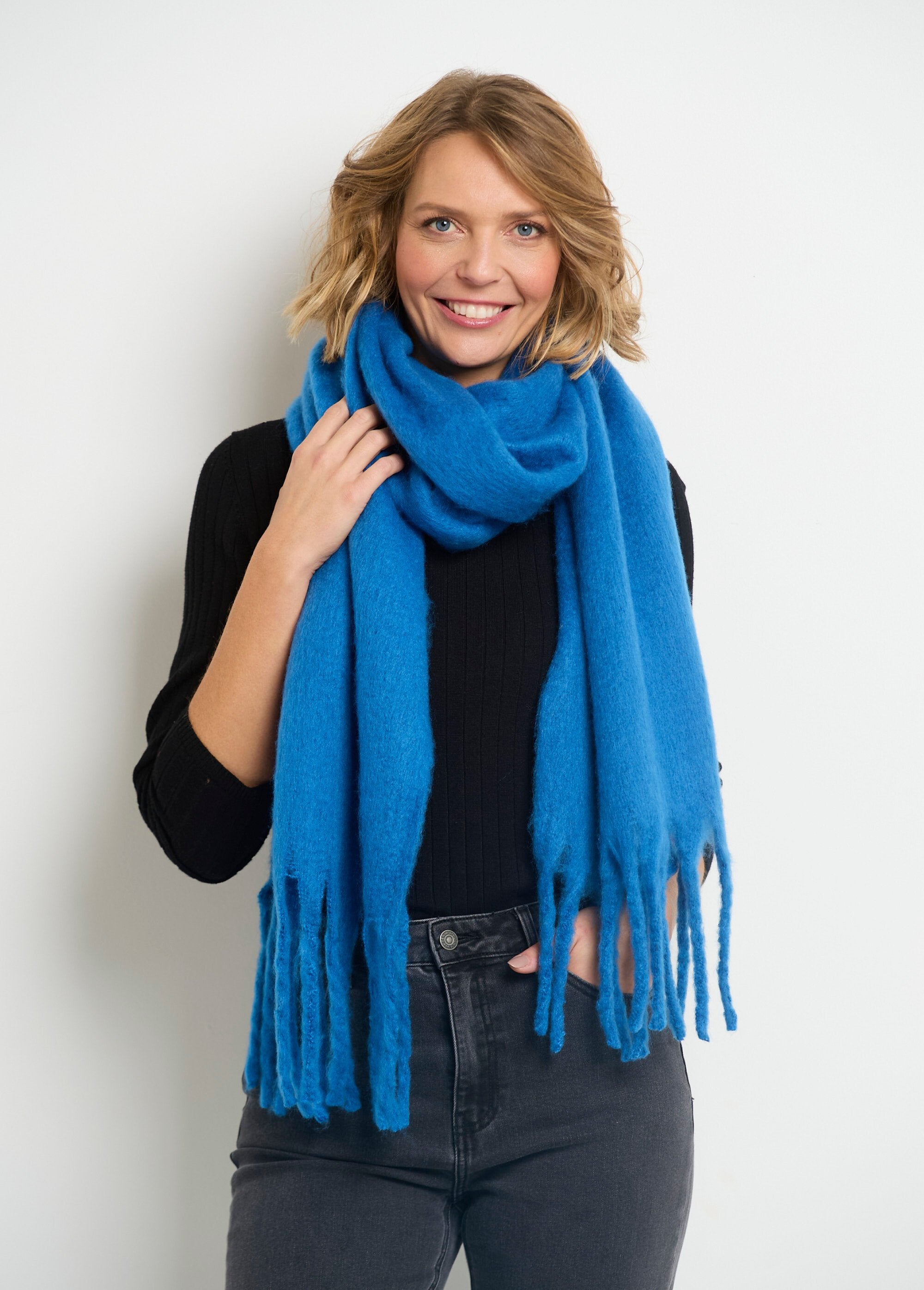 Thick_warm_plain_fluffy_scarf_Bright_blue_FA1_slim