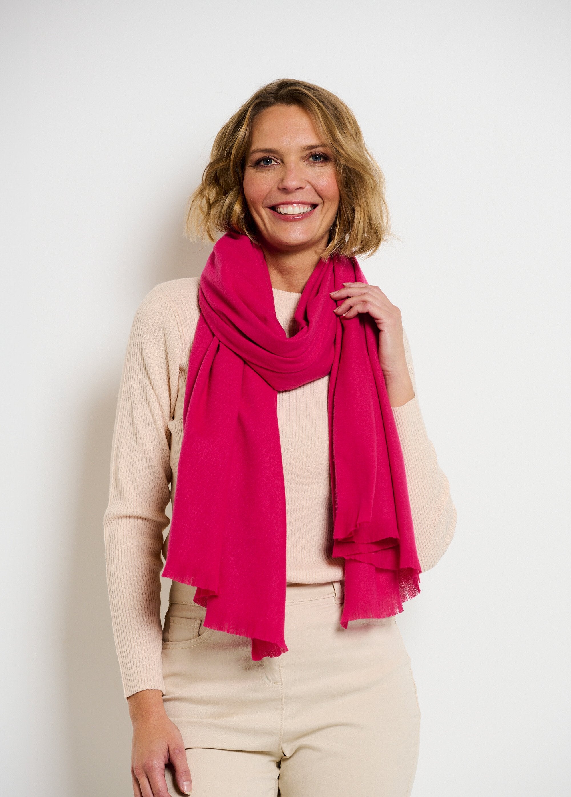 Trendy_warm_scarf_with_small_fringes_Fuchsia_FA1_slim