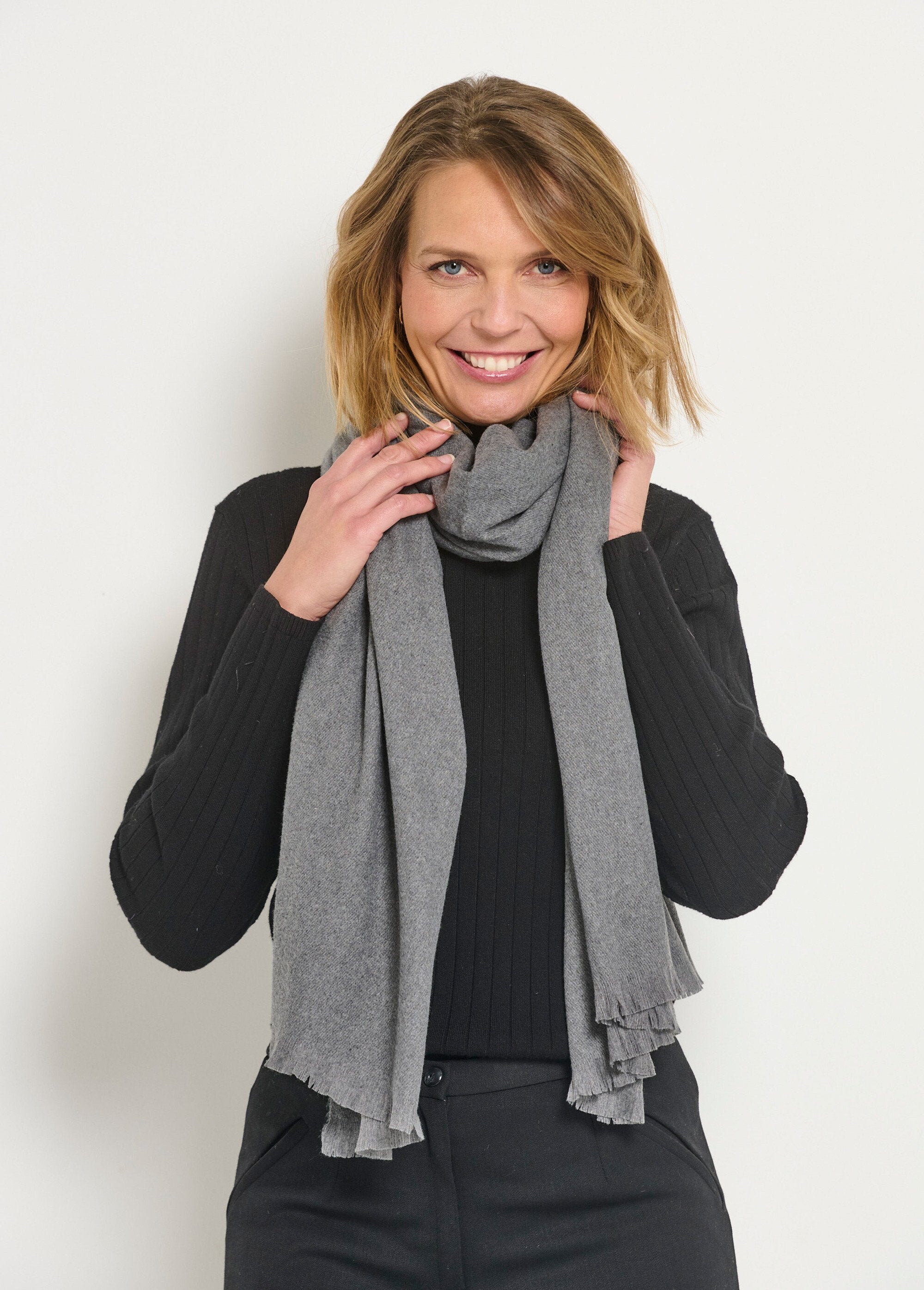 Écharpe_tendance_chaude_petites_franges_Gris_FA1_slim