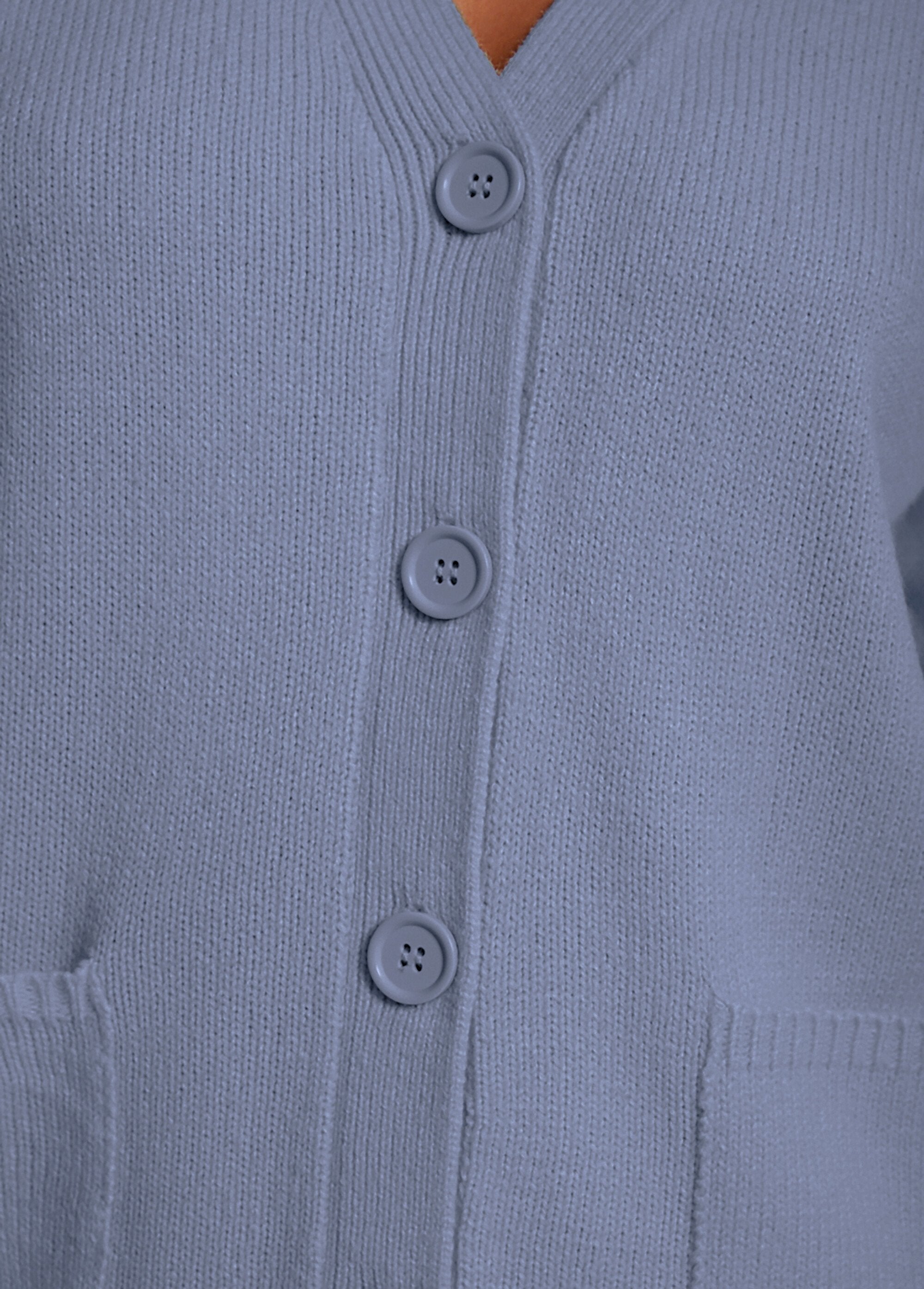 Thick_knit_buttoned_cardigan_Blue_DE1_slim