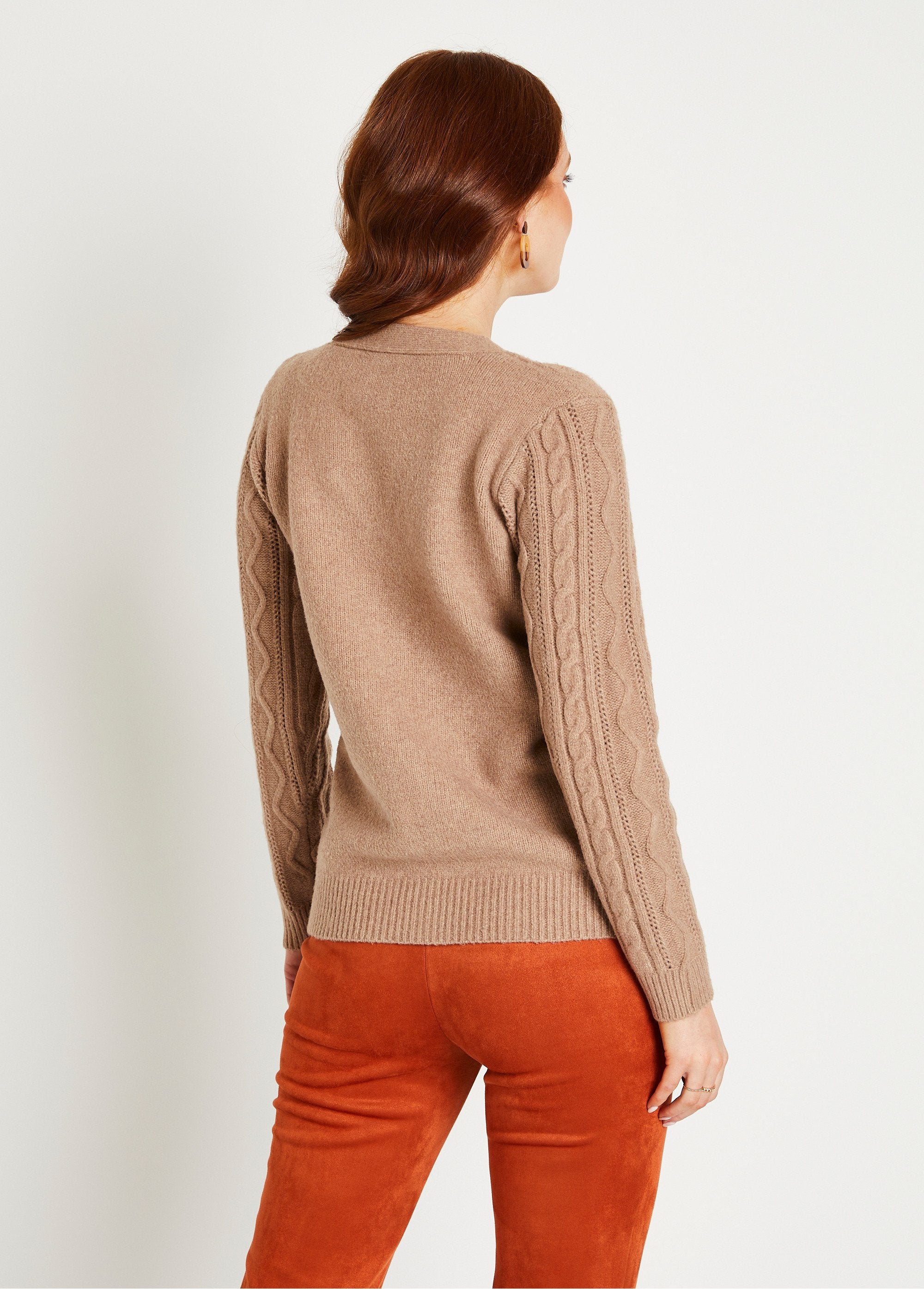 Short_buttoned_V-neck_cardigan,_cable_knit_Mole_DO1_slim