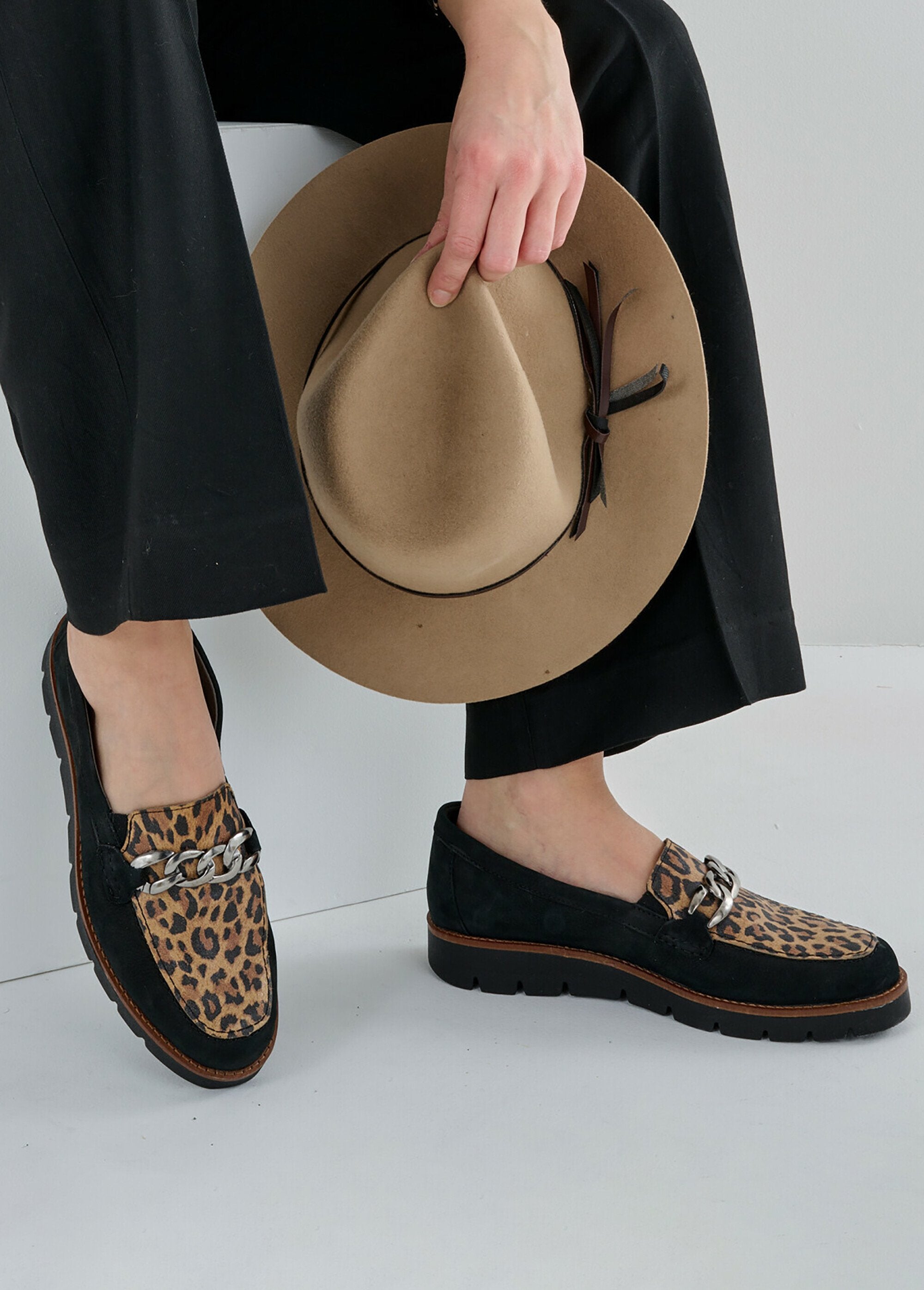 Wide-width_leather_link_chain_moccasins_Leopard_SF1_slim