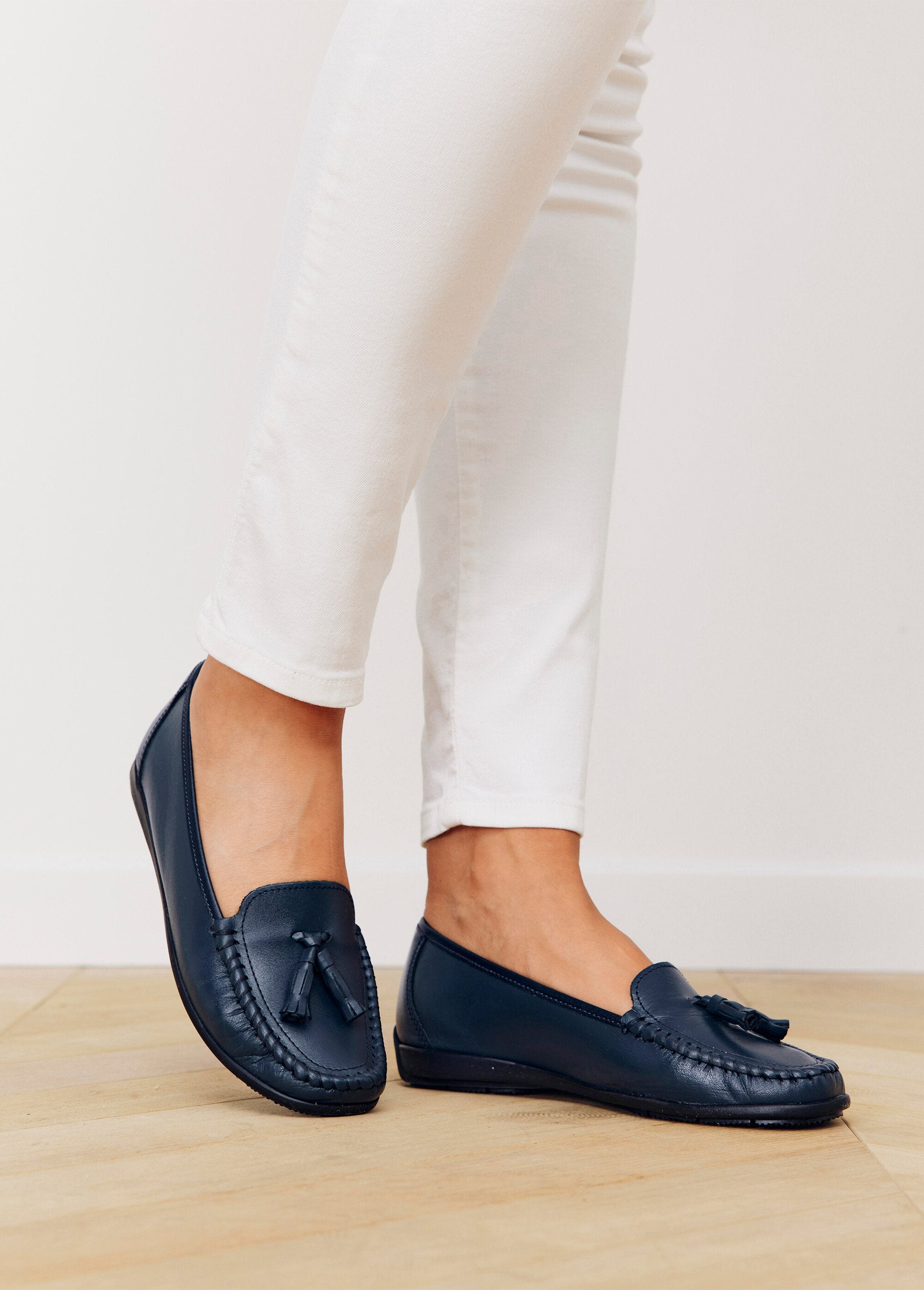 Comfortable_wide_leather_pompom_moccasins_Marine_SF1_slim