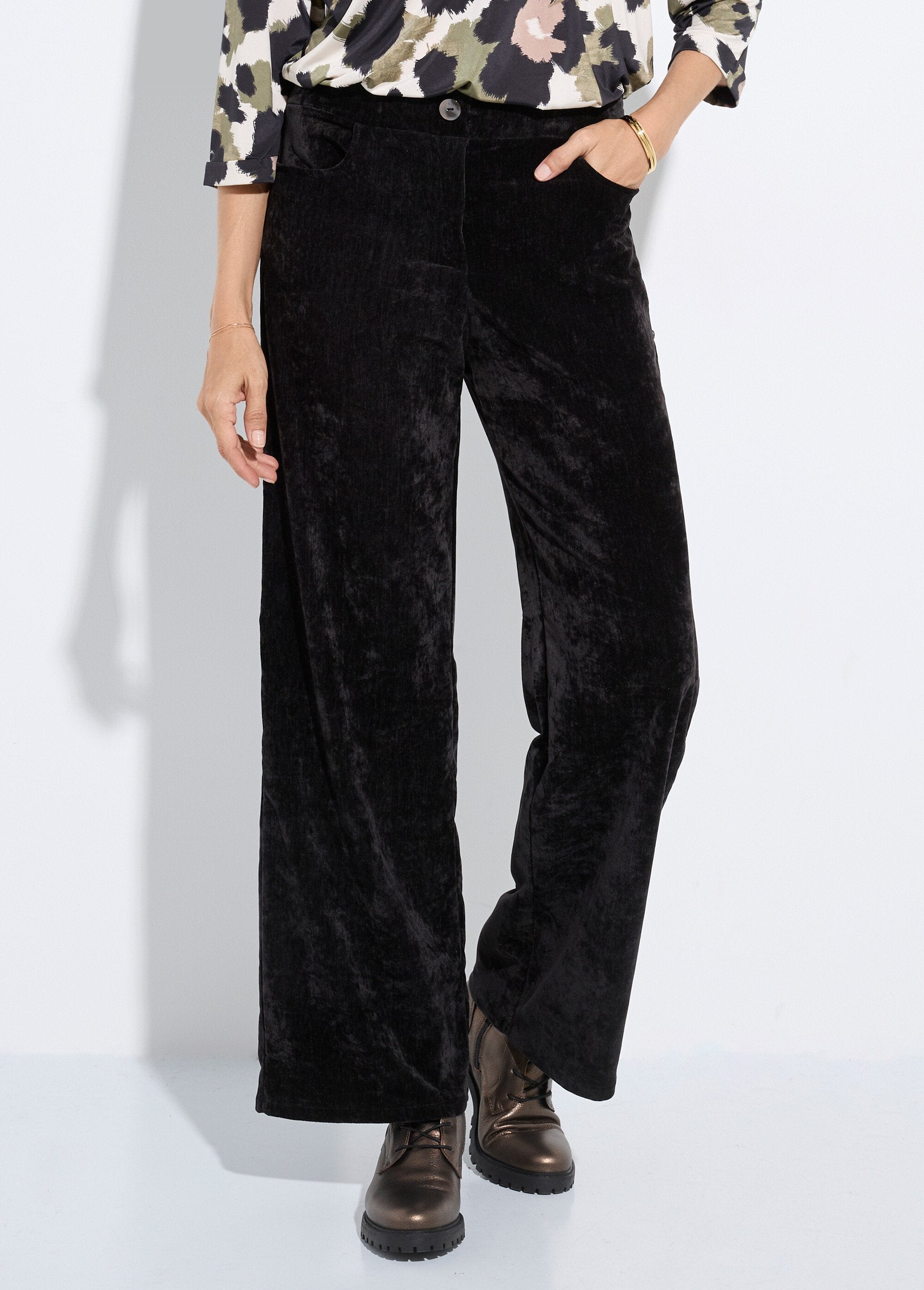 Wide_elasticated_trousers_in_short_velvet_Black_FA1_slim
