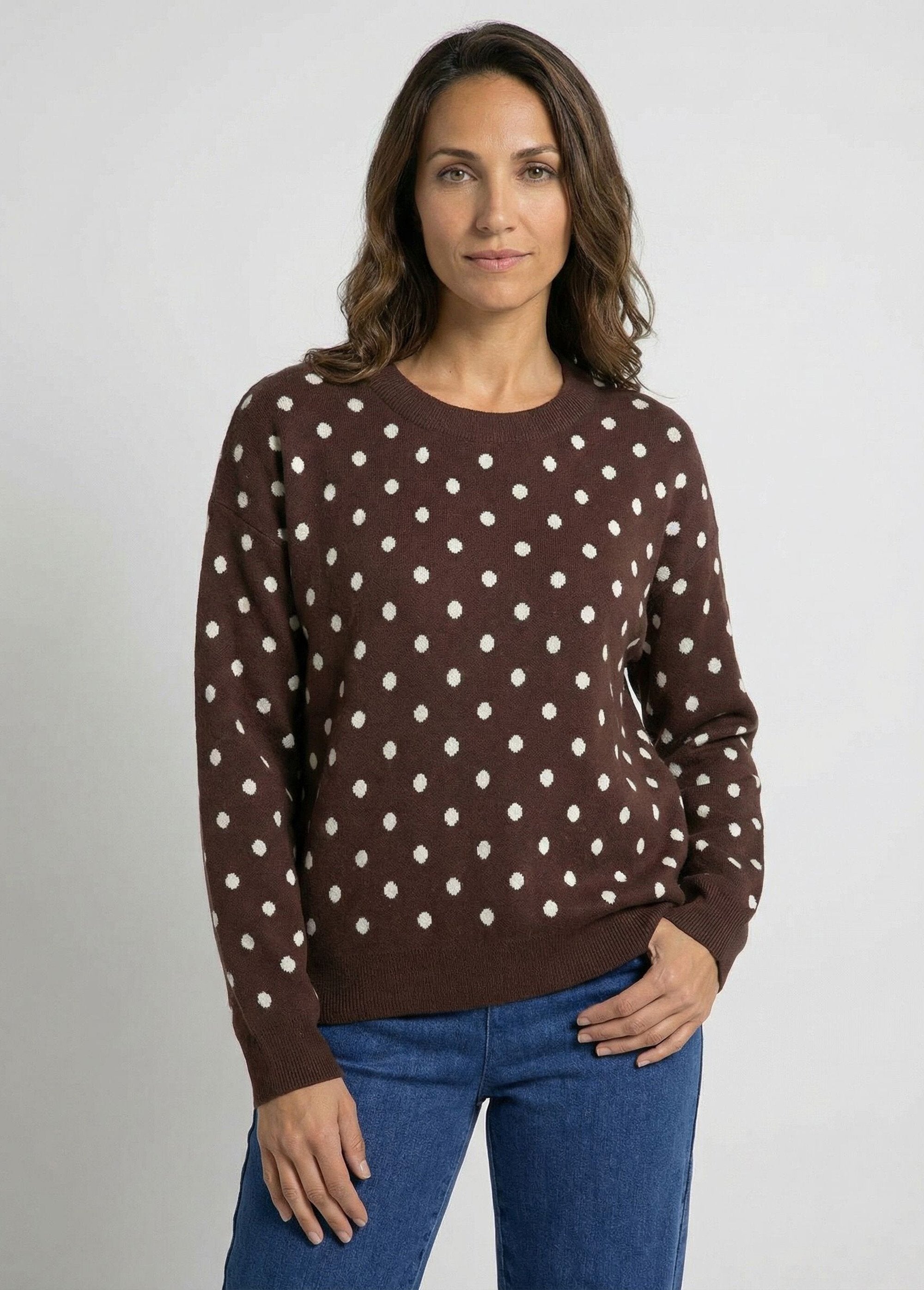 Pull_à_pois_col_rond,_maille_jacquard_Chocolat_FA1_slim