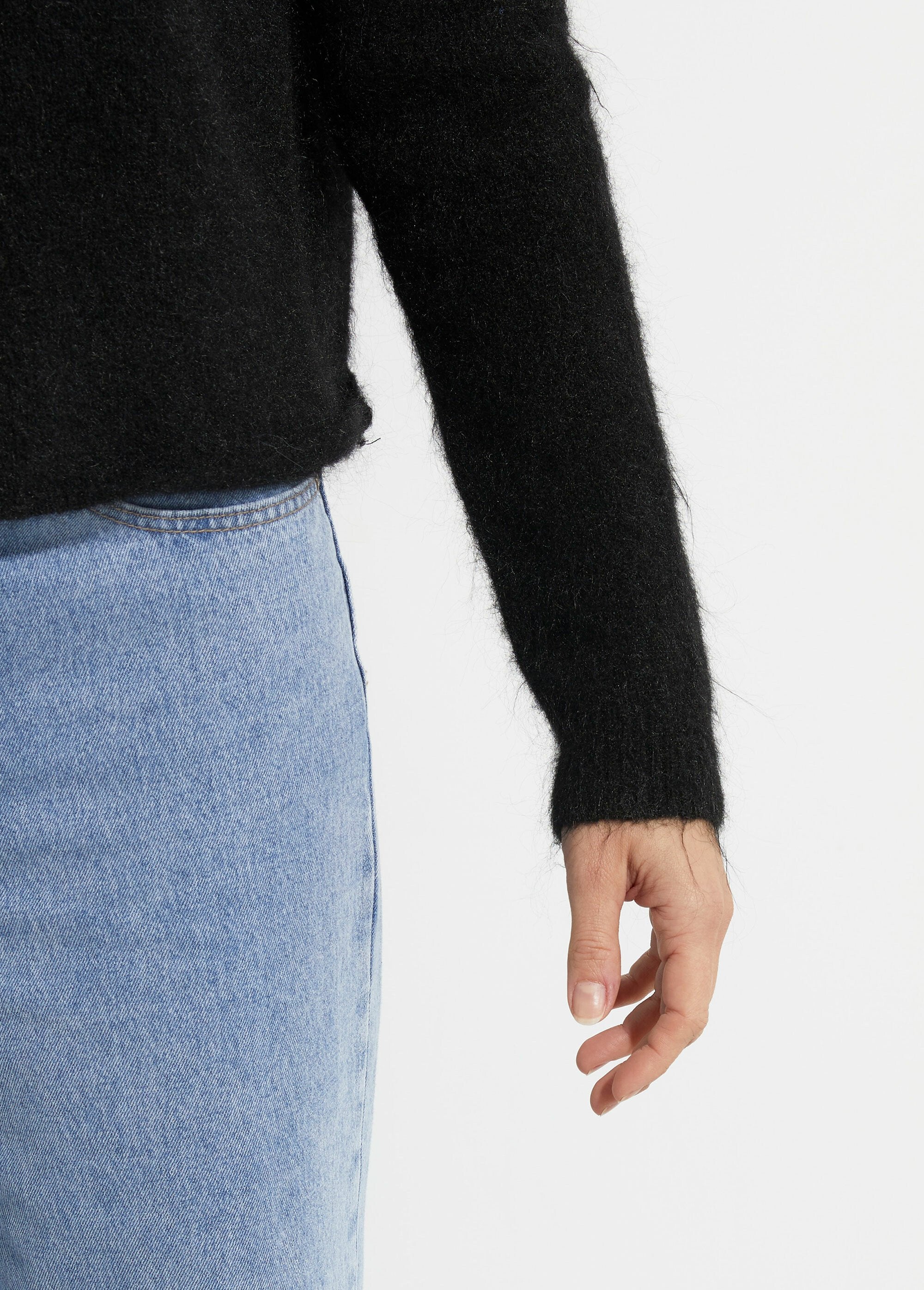 Wool_sweater_with_lace_back_detail_Black_DE1_slim