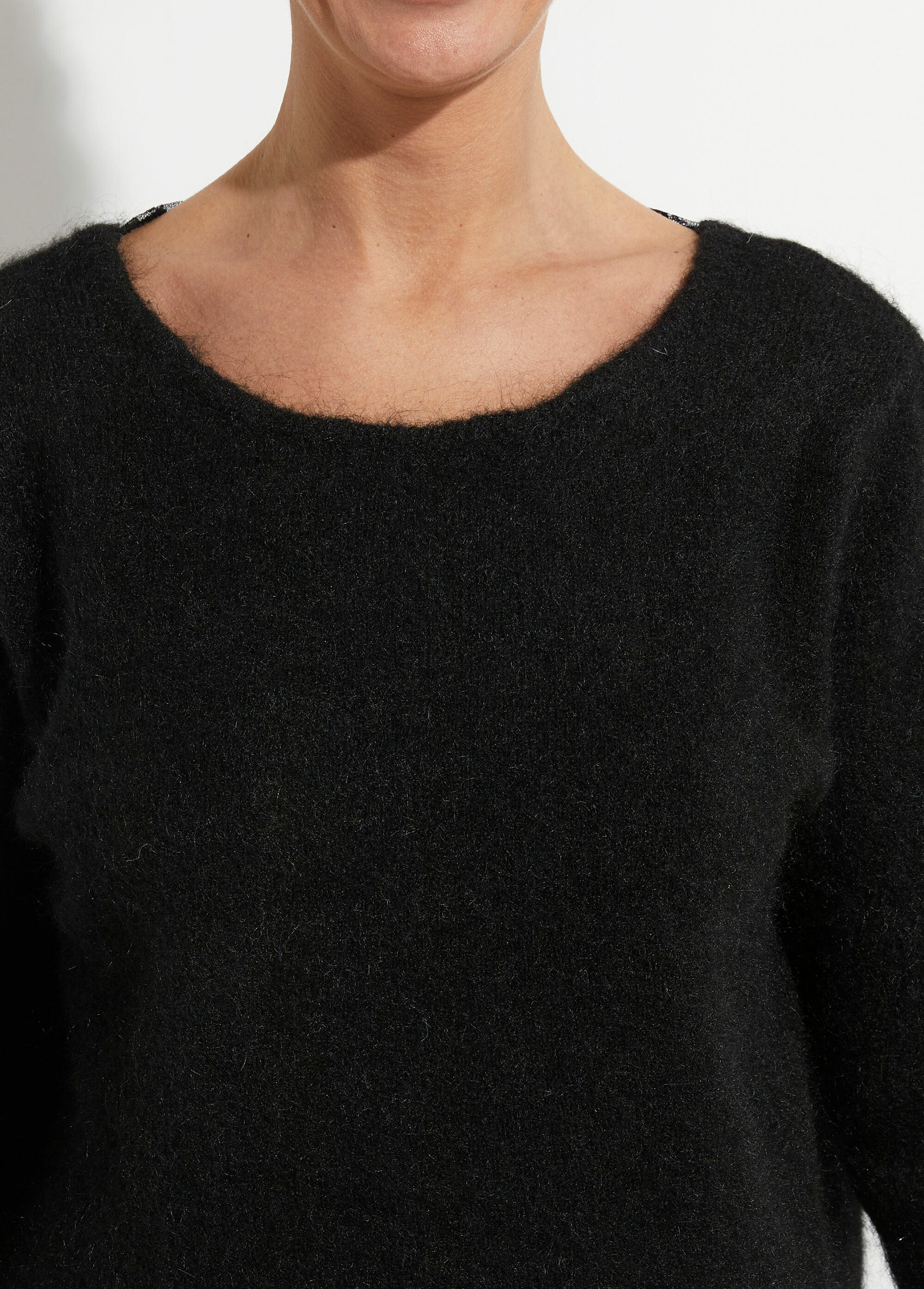 Wool_sweater_with_lace_back_detail_Black_DE2_slim