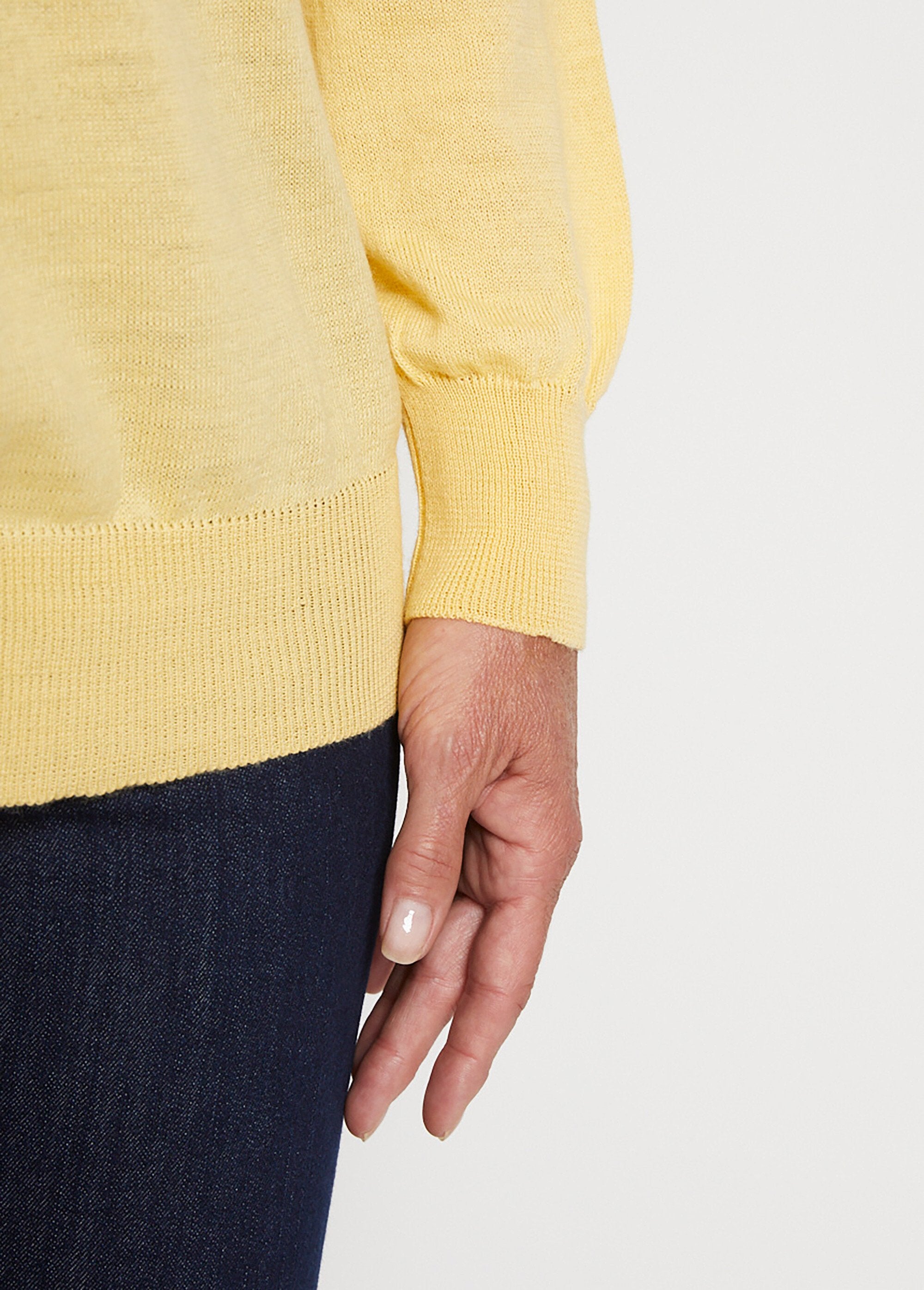 Short_V-neck_sweater_with_merino_wool_Vanilla_DE2_slim