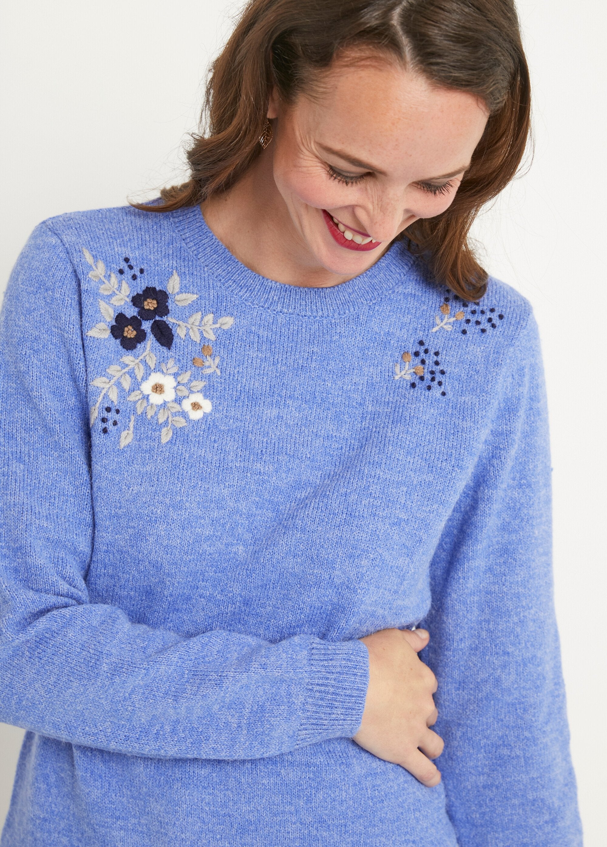 Soft_plain_embroidered_long-sleeved_round_neck_sweater_Blue_DE1_slim