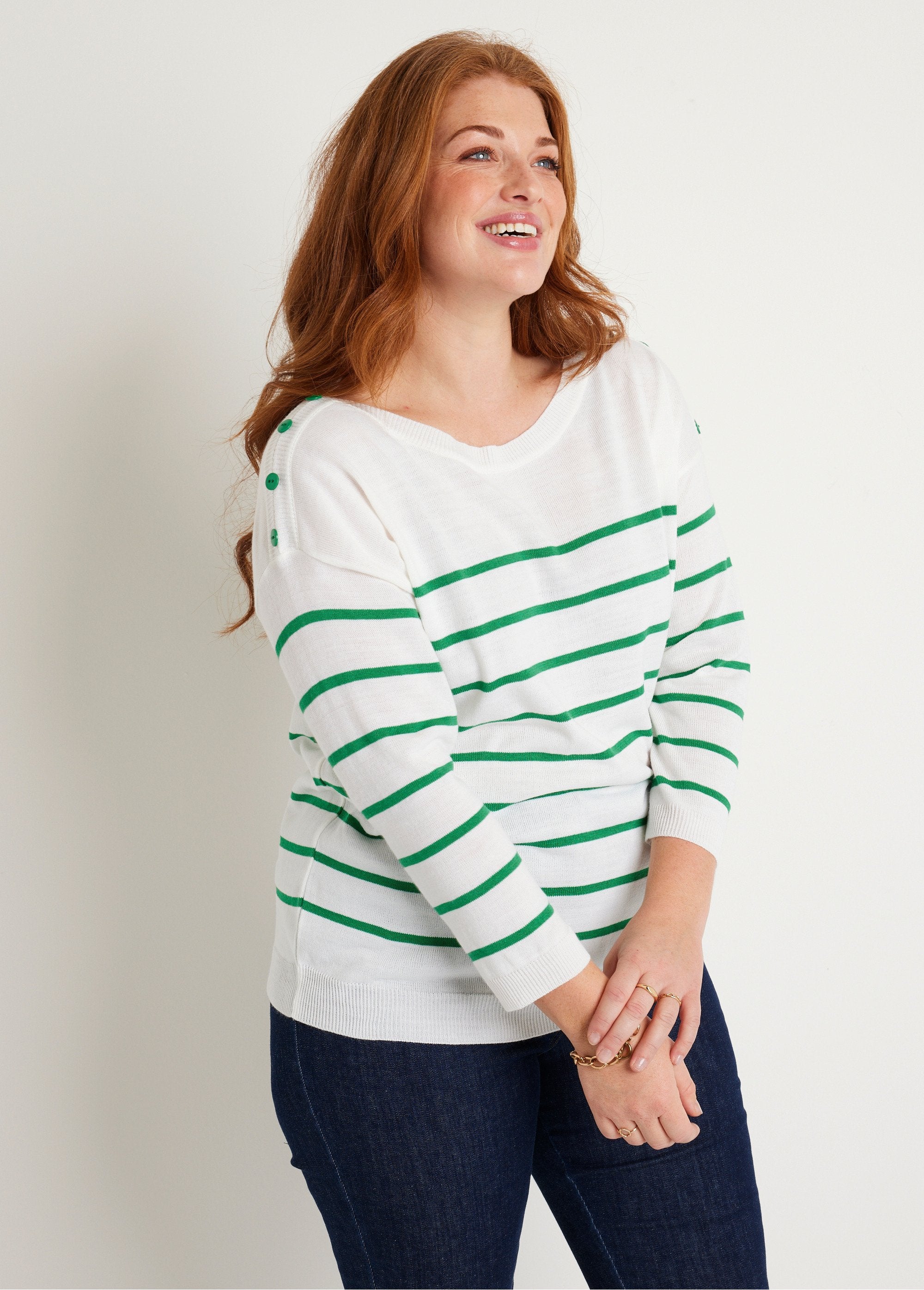 Thin_striped_sweater_White_and_green_FA1_curvy