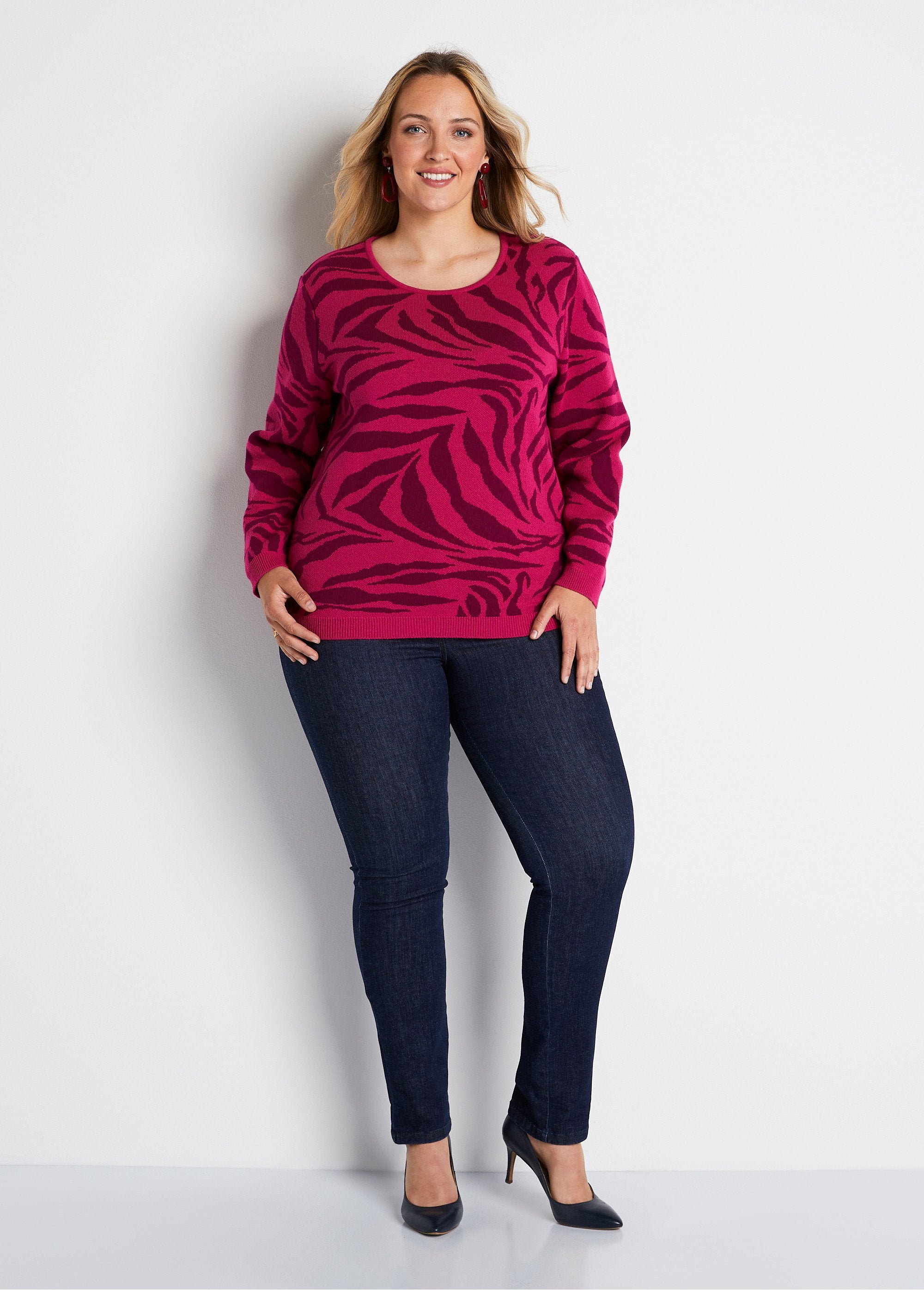 Soft_zebra_jacquard_round_neck_sweater_Fuchsia_and_blackcurrant_SF1_curvy