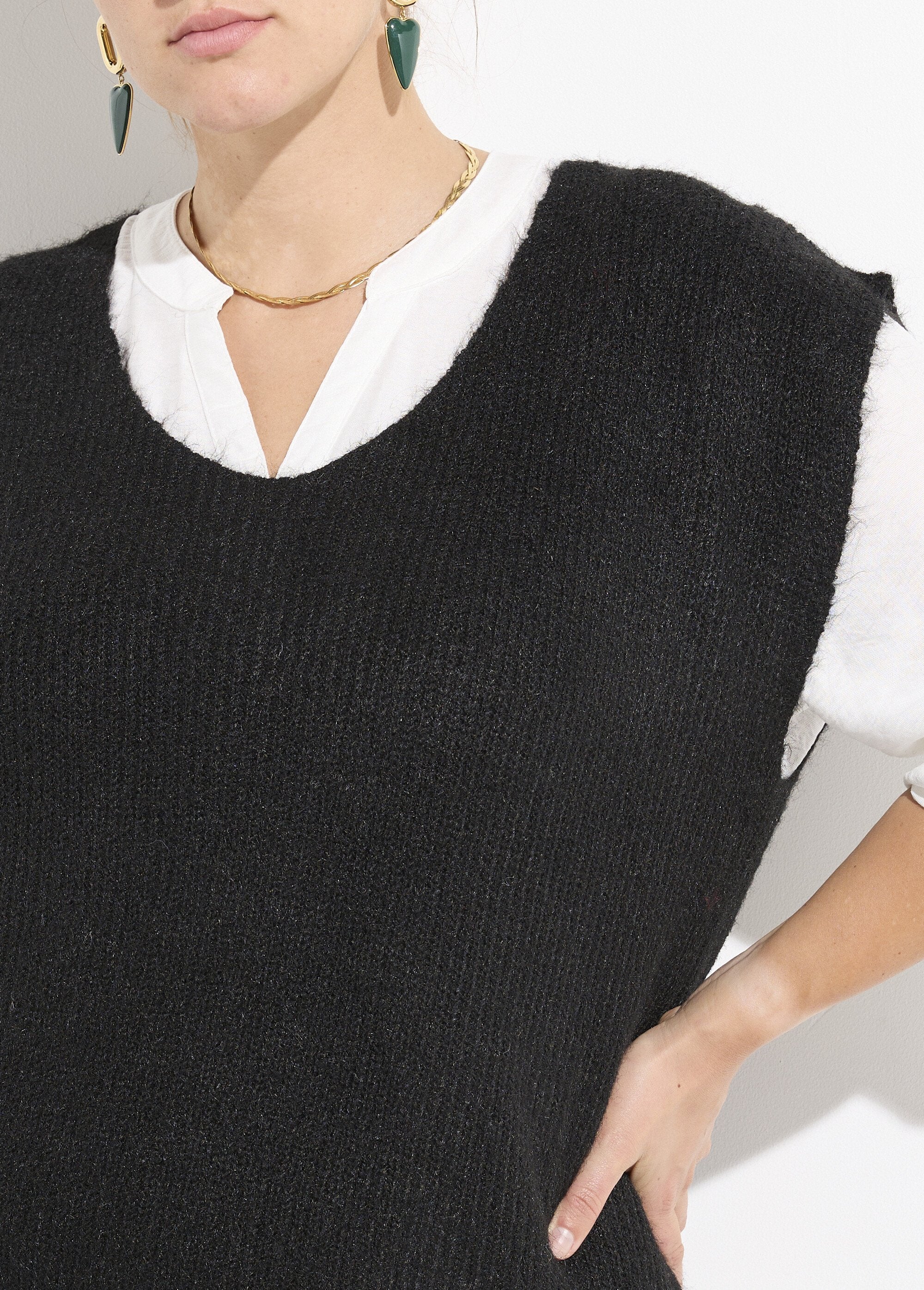 Warm_sleeveless_sweater_with_a_fluffy_knit_Black_DE1_curvy