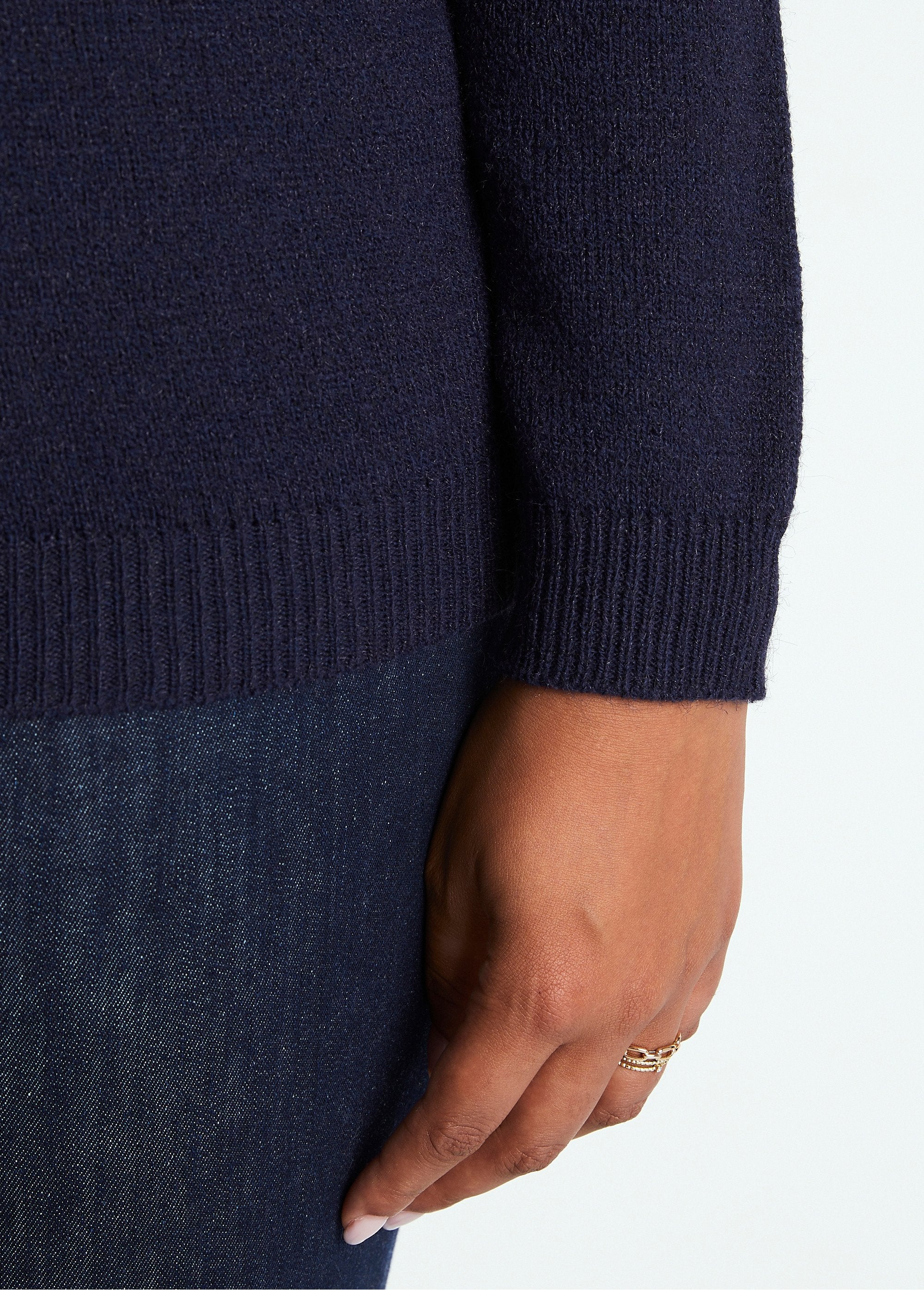 Soft_plain_embroidered_round_neck_long_sleeve_sweater_Marine_DE2_curvy