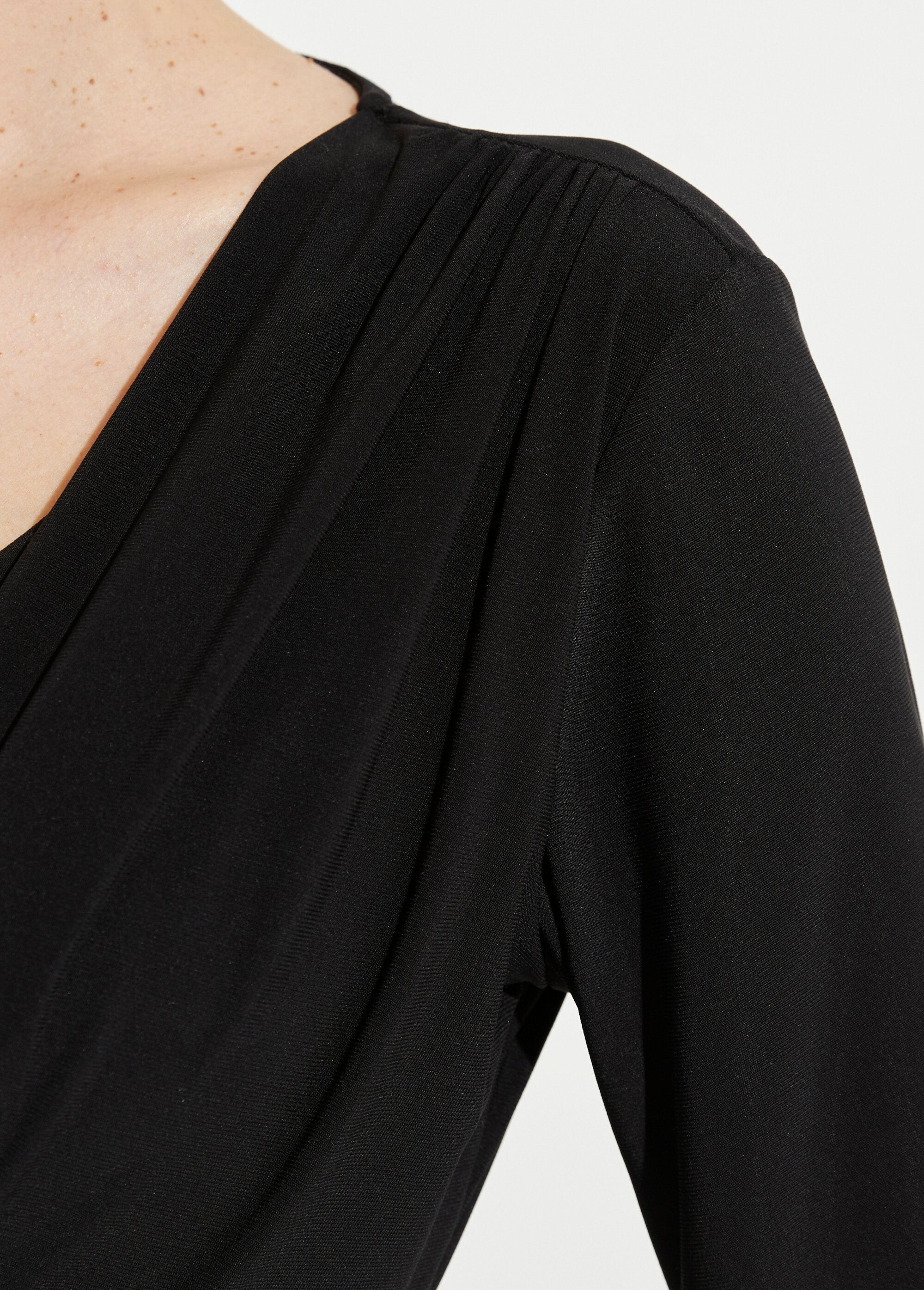 Short_V-neck_dress_with_draped_effect_and_jeweled_belt_Black_DE2_slim