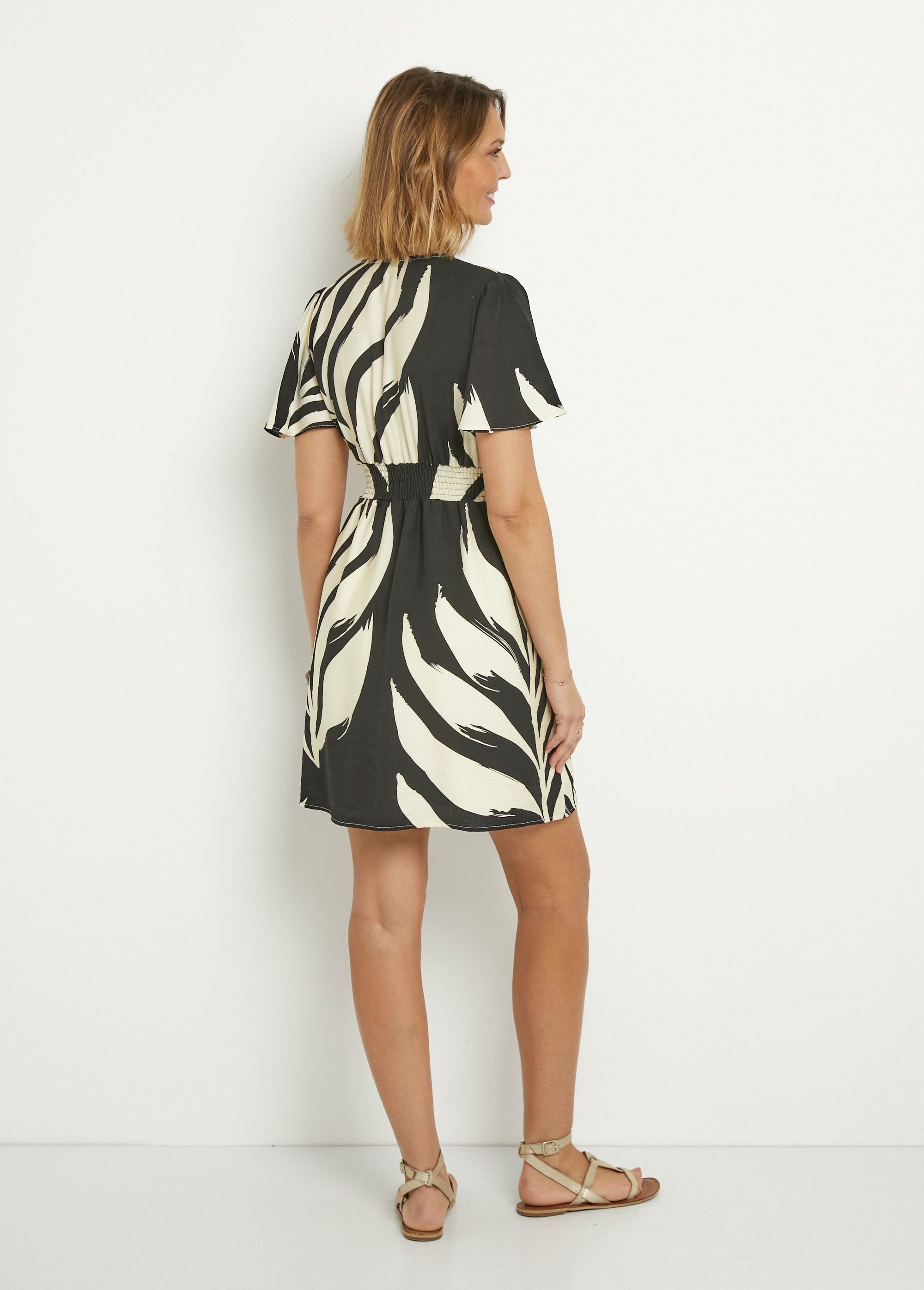 Short_printed_dress_with_V-neck_and_butterfly_sleeves_Black_and_ecru_DO1_slim