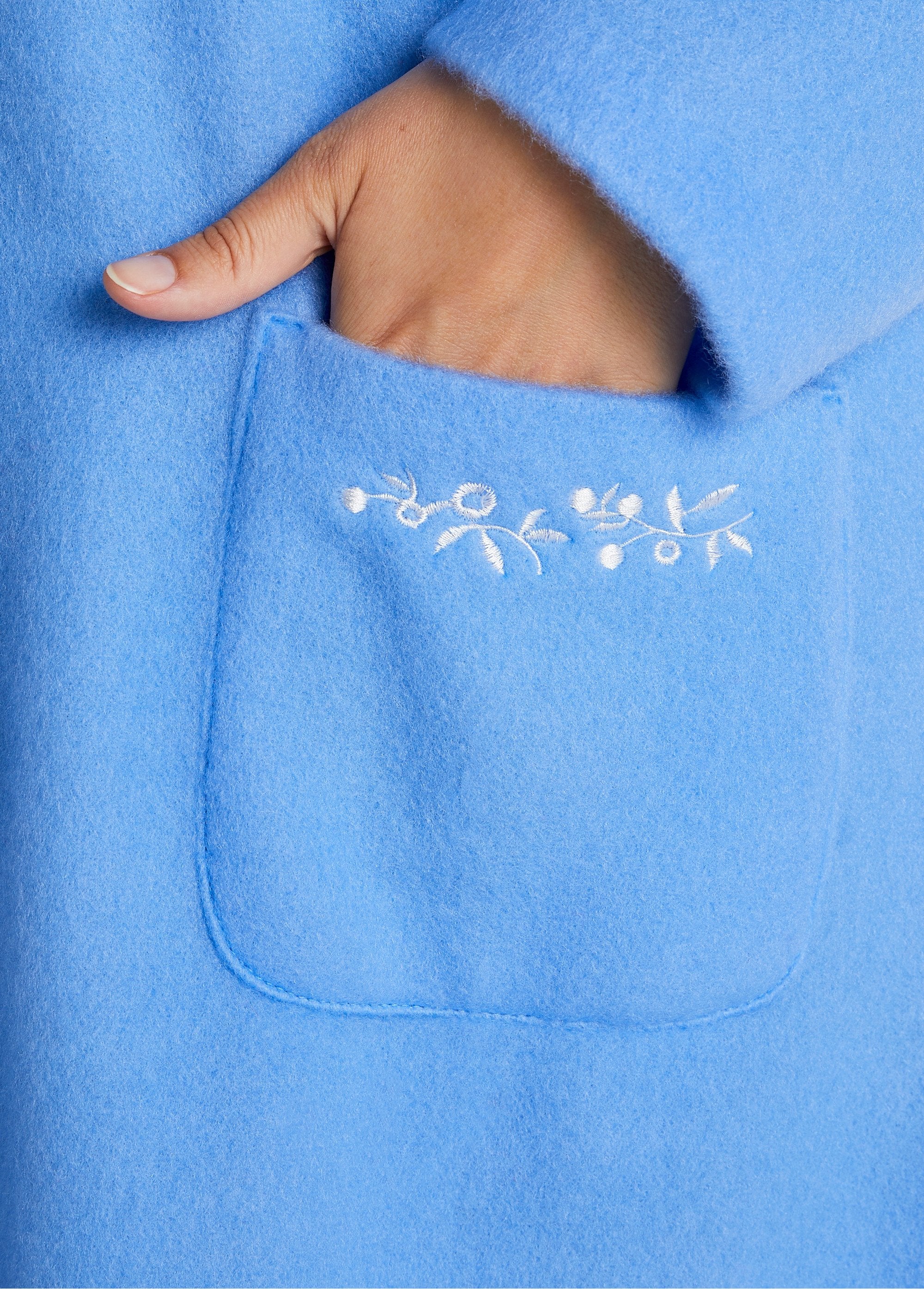 Courtelle_embroidered_dressing_gown_bathrobe_Blue_DE2_curvy