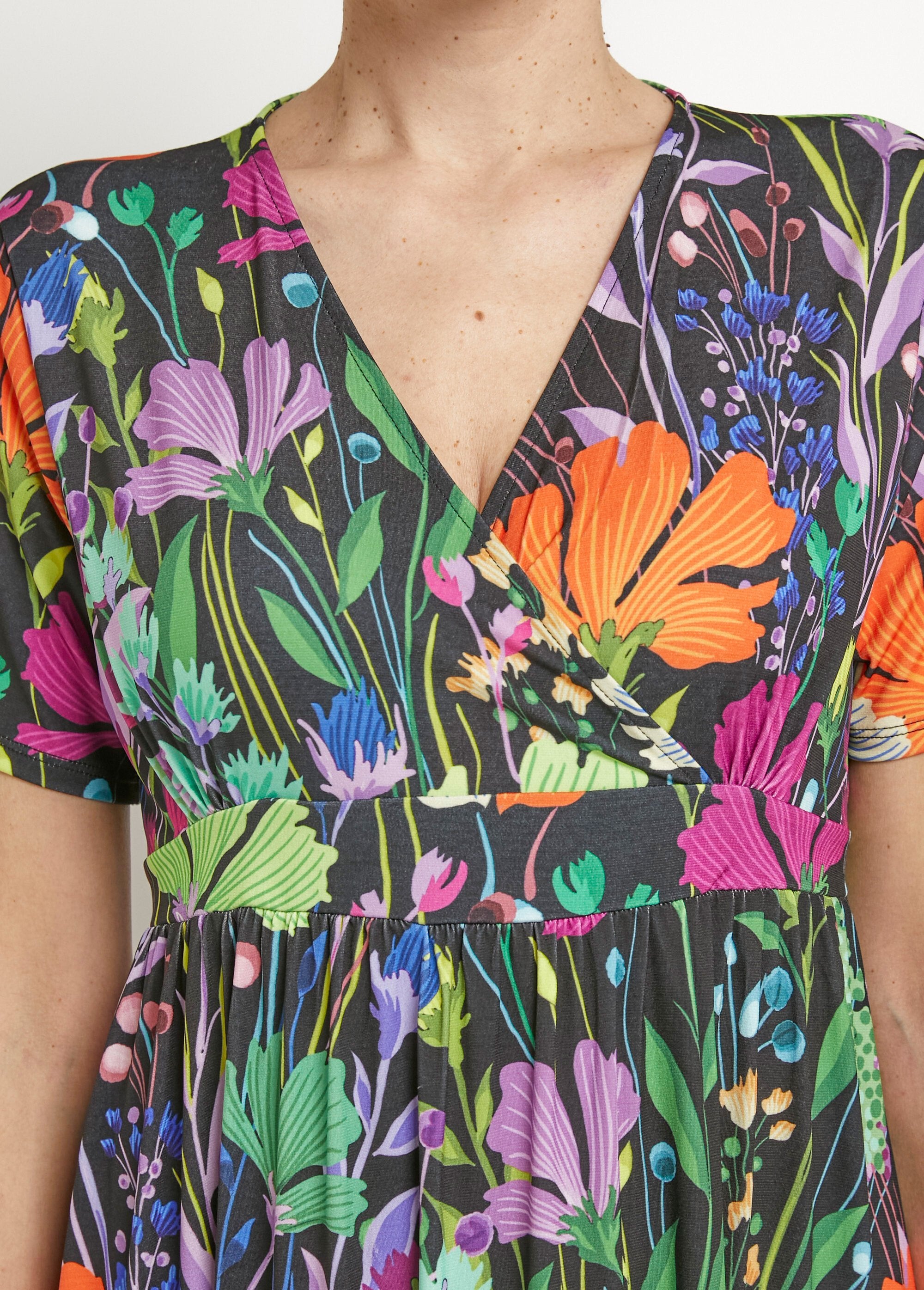 Long,_flowing_dress_with_short_sleeves_and_floral_print_Prints_black_background_DE1_slim