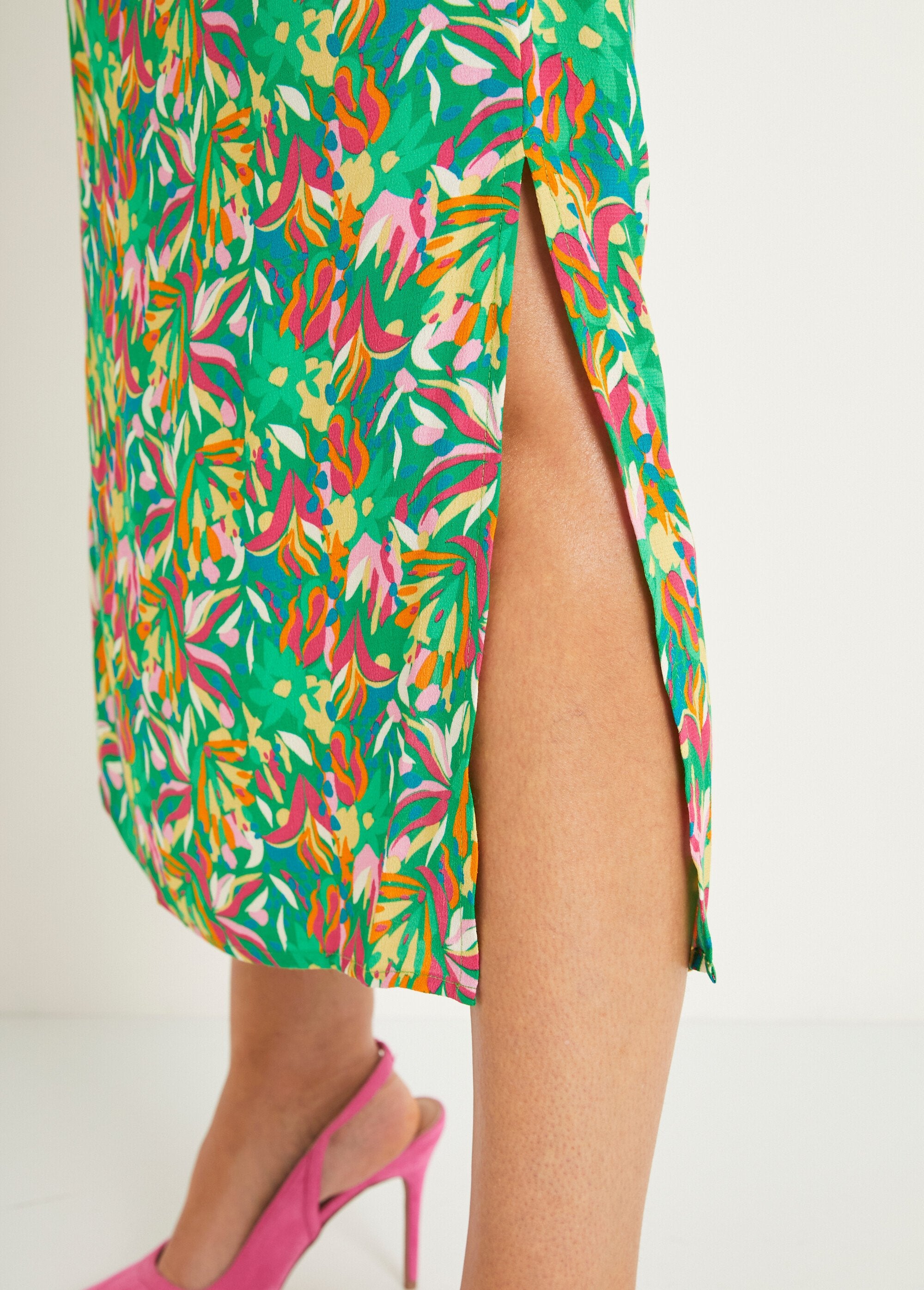 Long_graphic_print_dress_with_boat_neck_Green_prints_DE4_slim