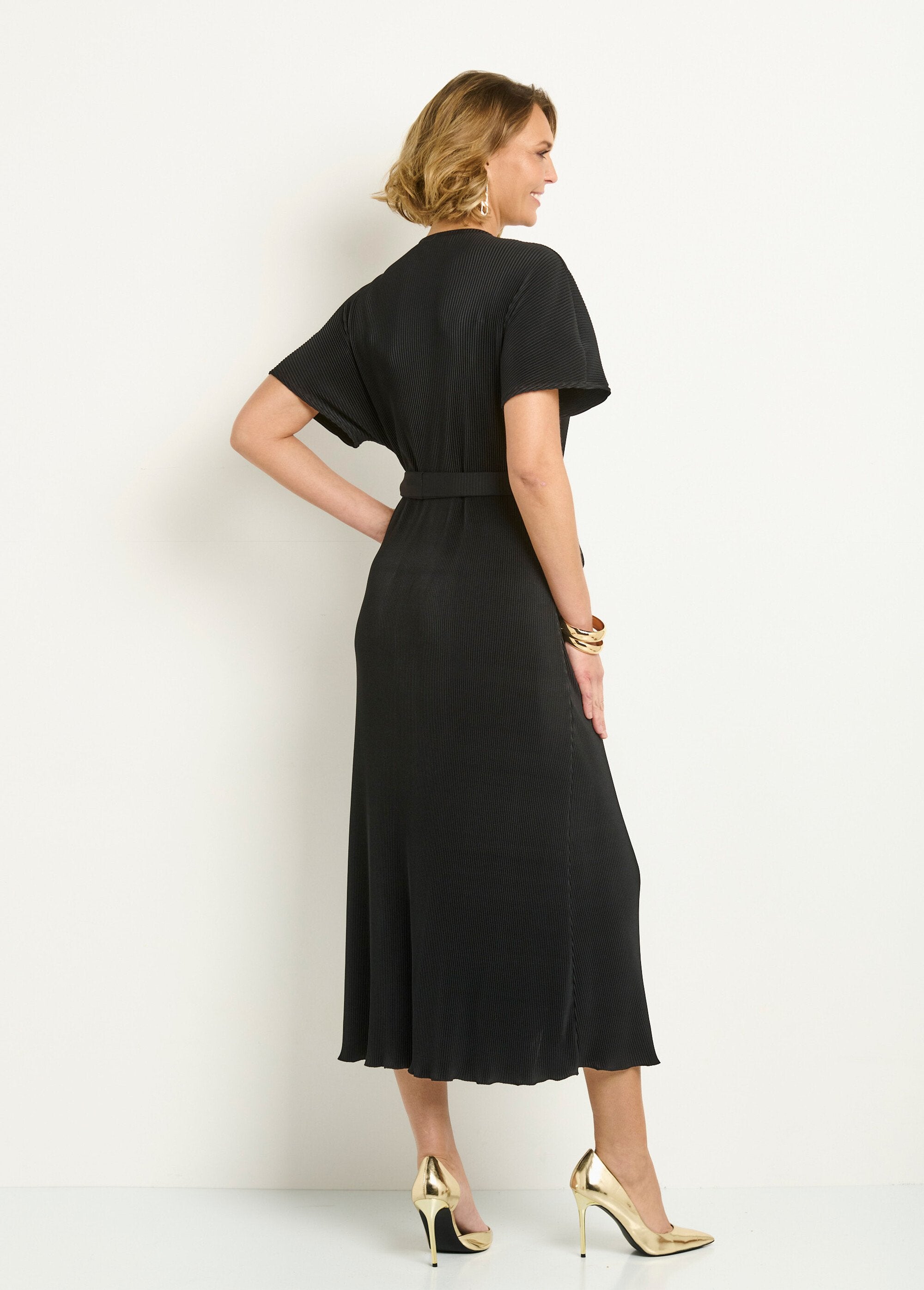 Long_pleated_and_belted_V-neck_dress_Black_DO1_slim