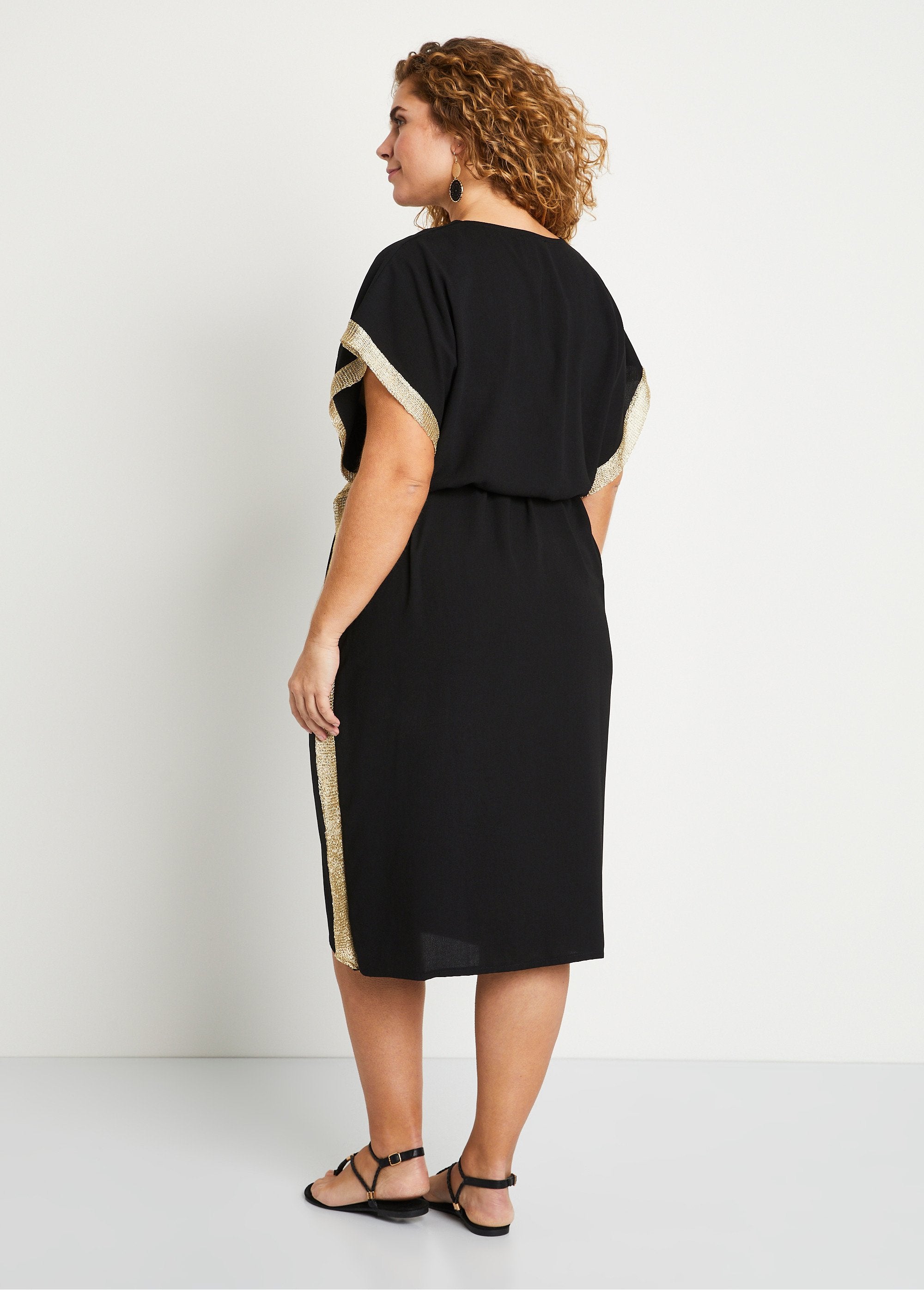 Mid-length_straight_dress_with_V-neck_and_side_braid_Black_DO1_curvy