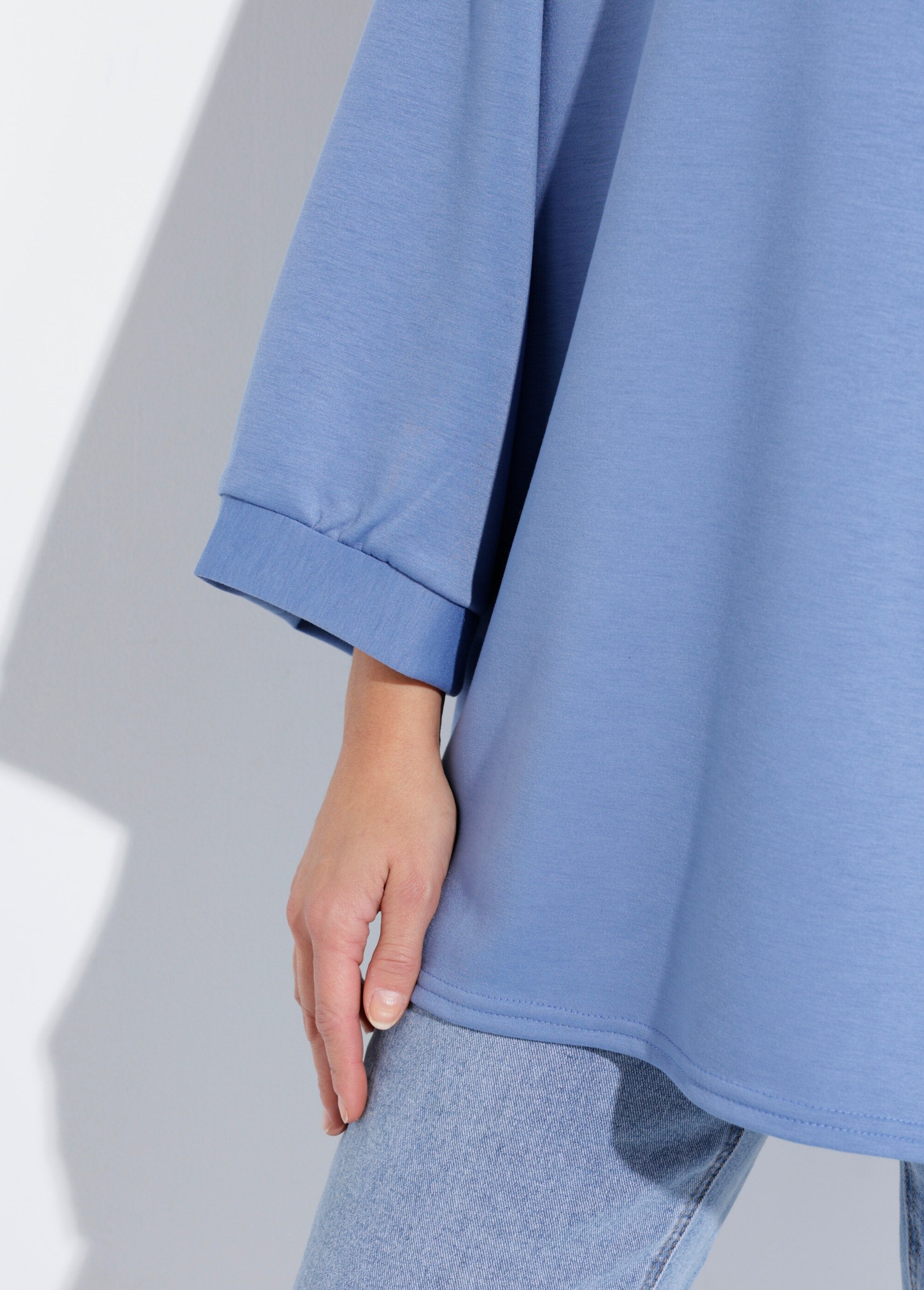 Wide_round_neck_sweatshirt,_3/4_sleeves_Blue_jeans_DE1_slim