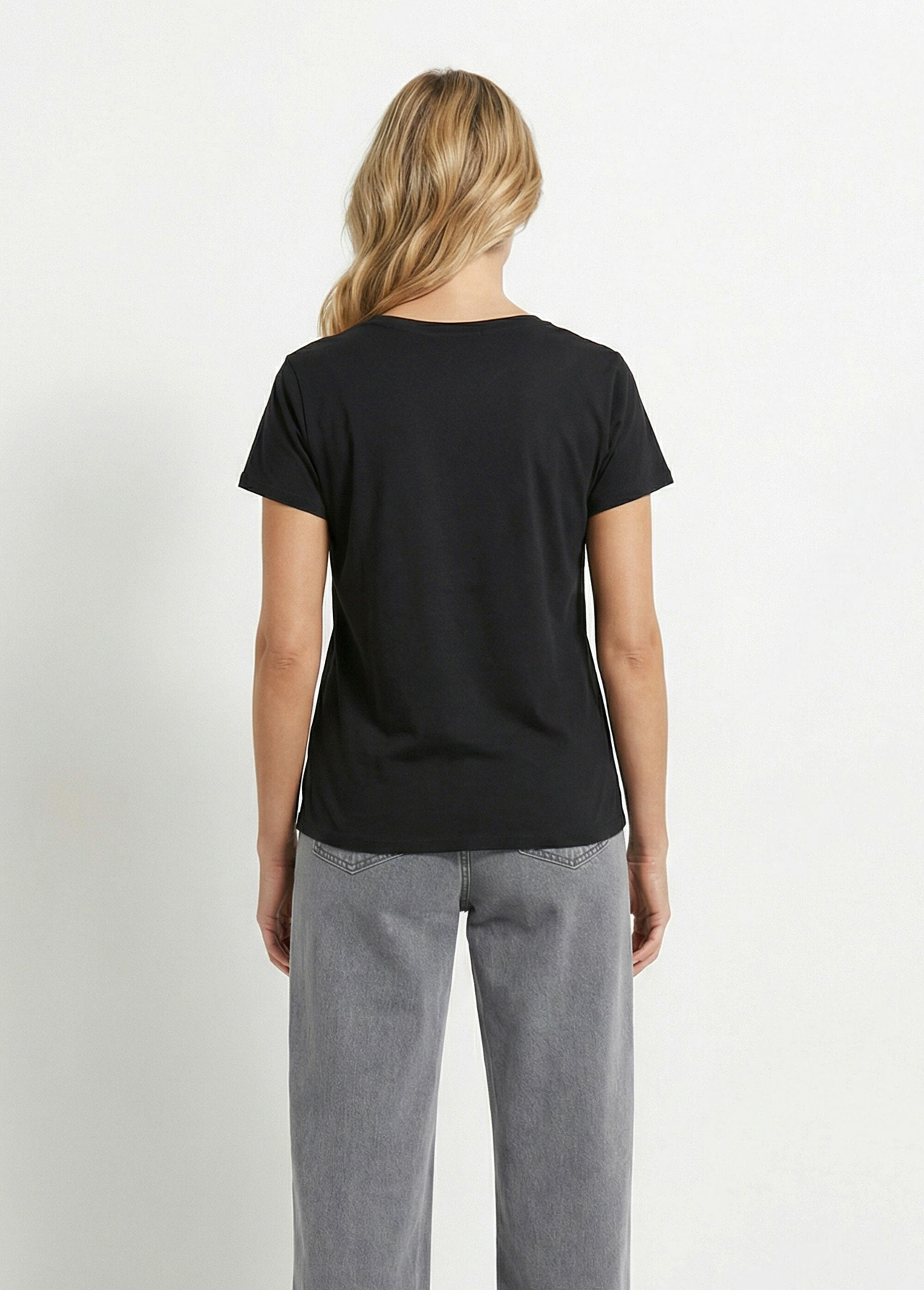 V-neck_T-shirt_with_neon_leopard_embroidery_Black_DO1_slim