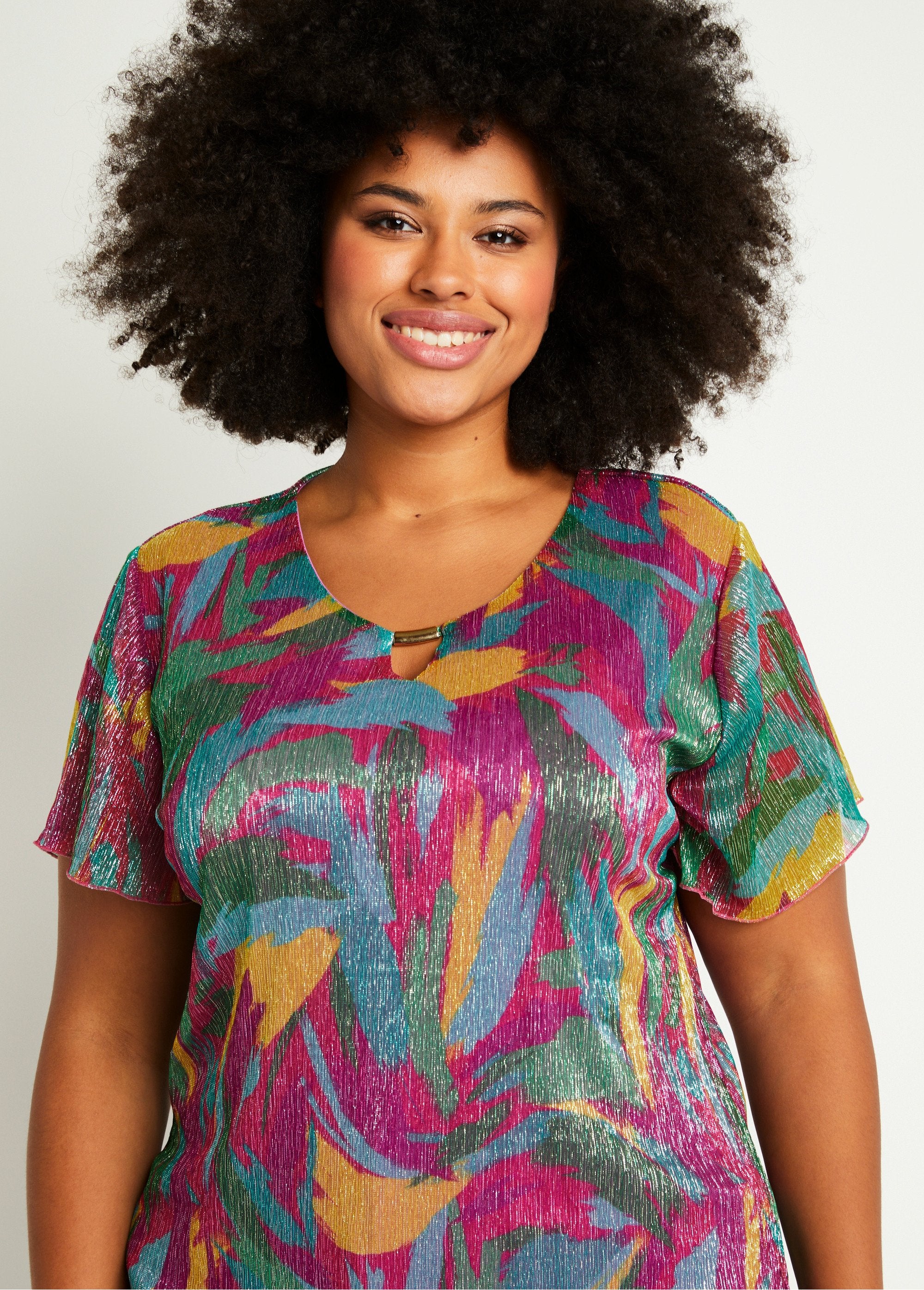 Cropped_T-shirt_with_golden_foliage_print_Fuchsia_and_green_DE1_curvy