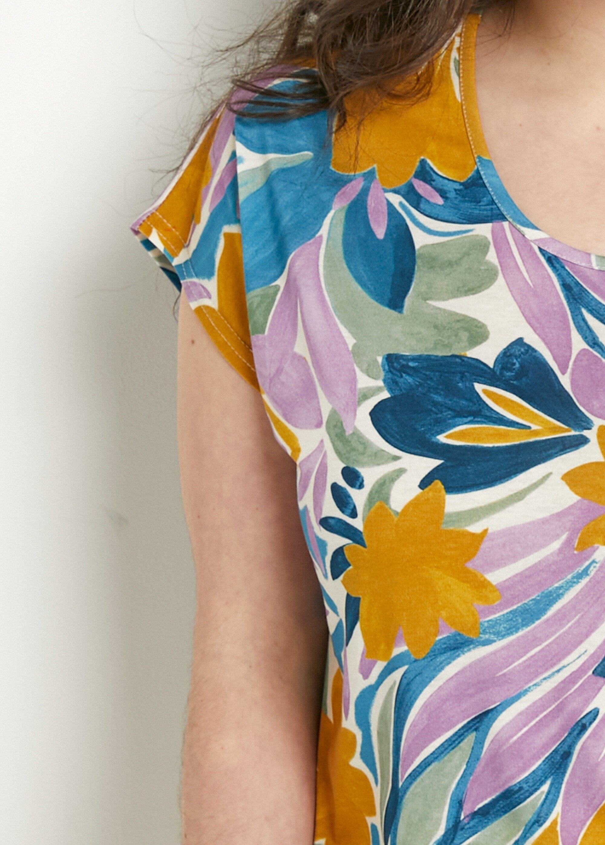 Round_neck_short_sleeve_floral_t-shirt_Parma_and_ochre_DE1_curvy