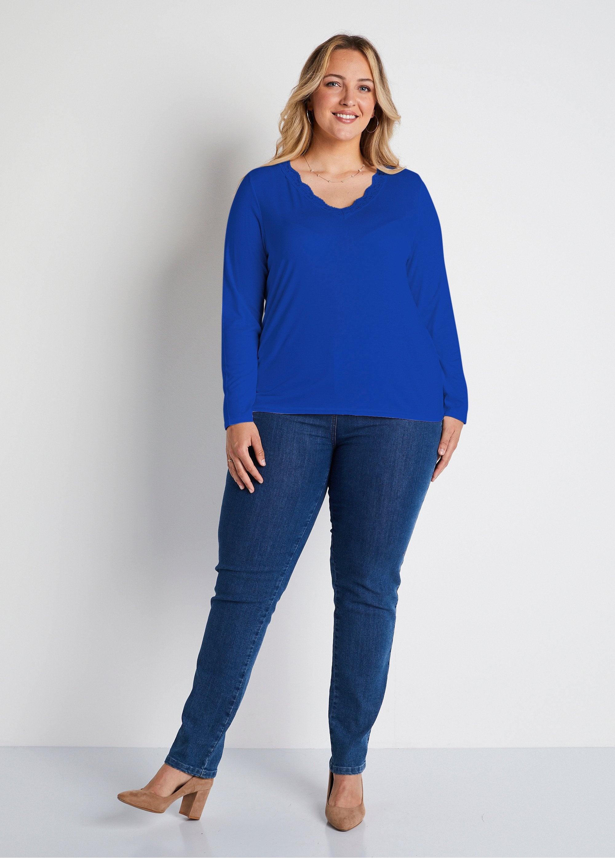 Short_lace_V-neck_long-sleeved_t-shirt_Hard_blue_SF1_curvy