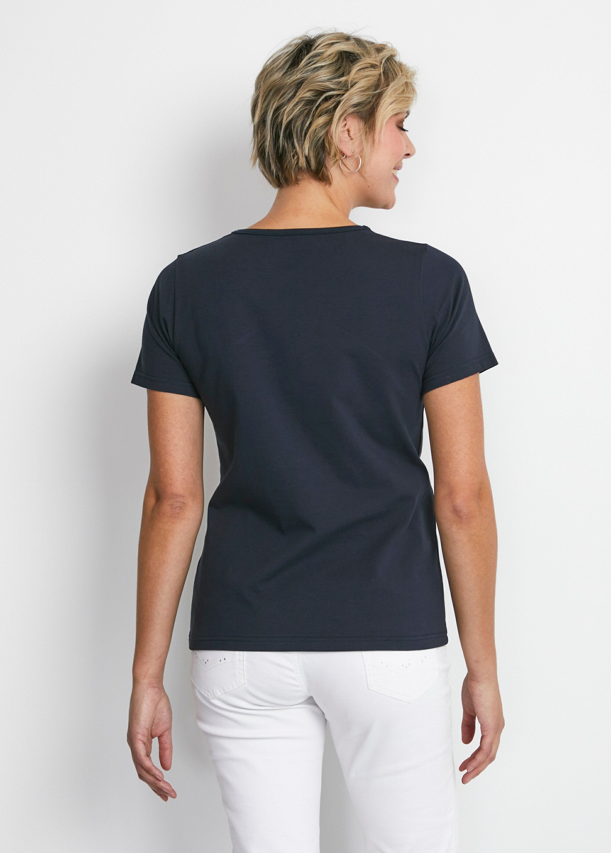 Embroidered_openwork_V-neck_T-shirt_Marine_DO1_slim