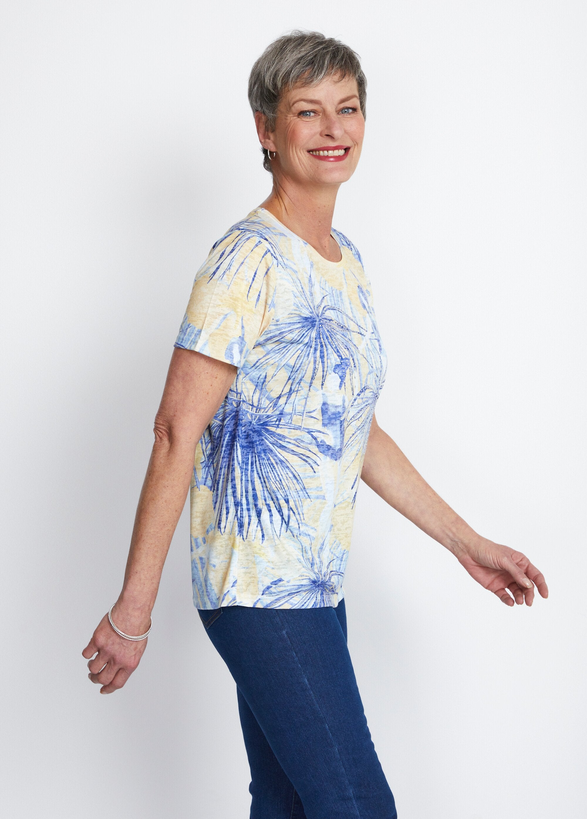 Short_T-shirt_with_pattern_and_rhinestones_round_neck_Yellow_and_blue_DR1_slim