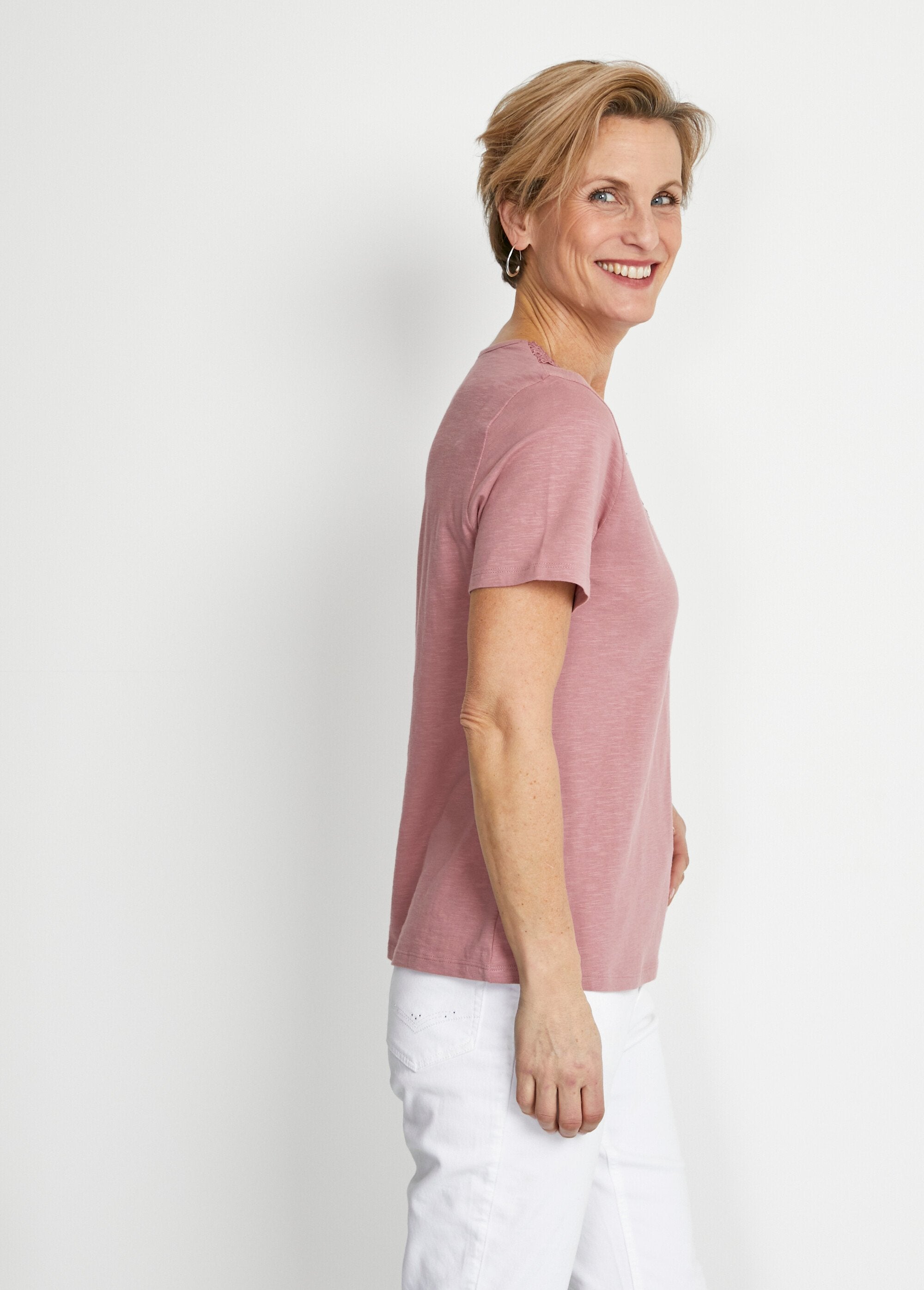 Short-sleeved_cotton_and_macramé_T-shirt_Pink_DR1_slim