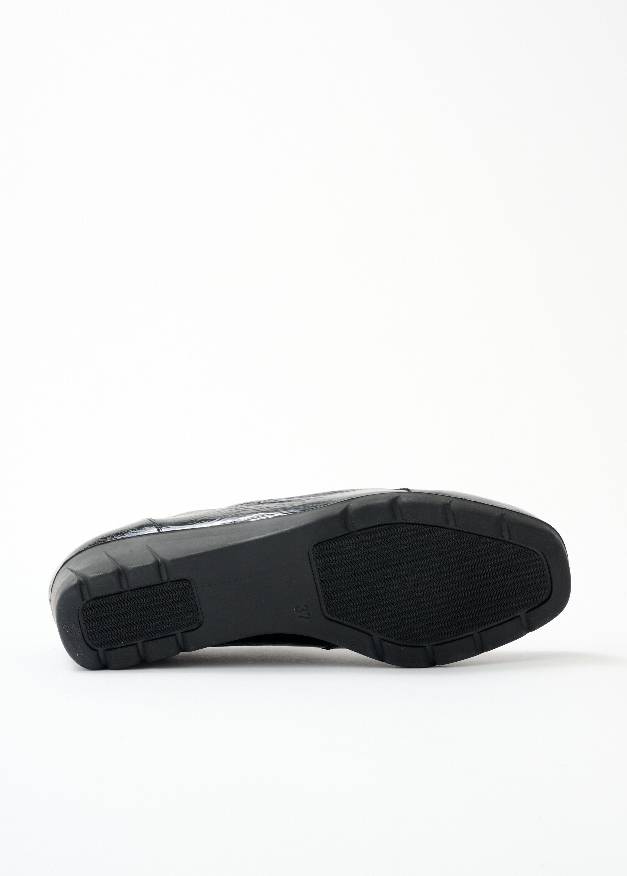 Elasticated_trotters_comfort_width_varnished_Black_UN1_slim