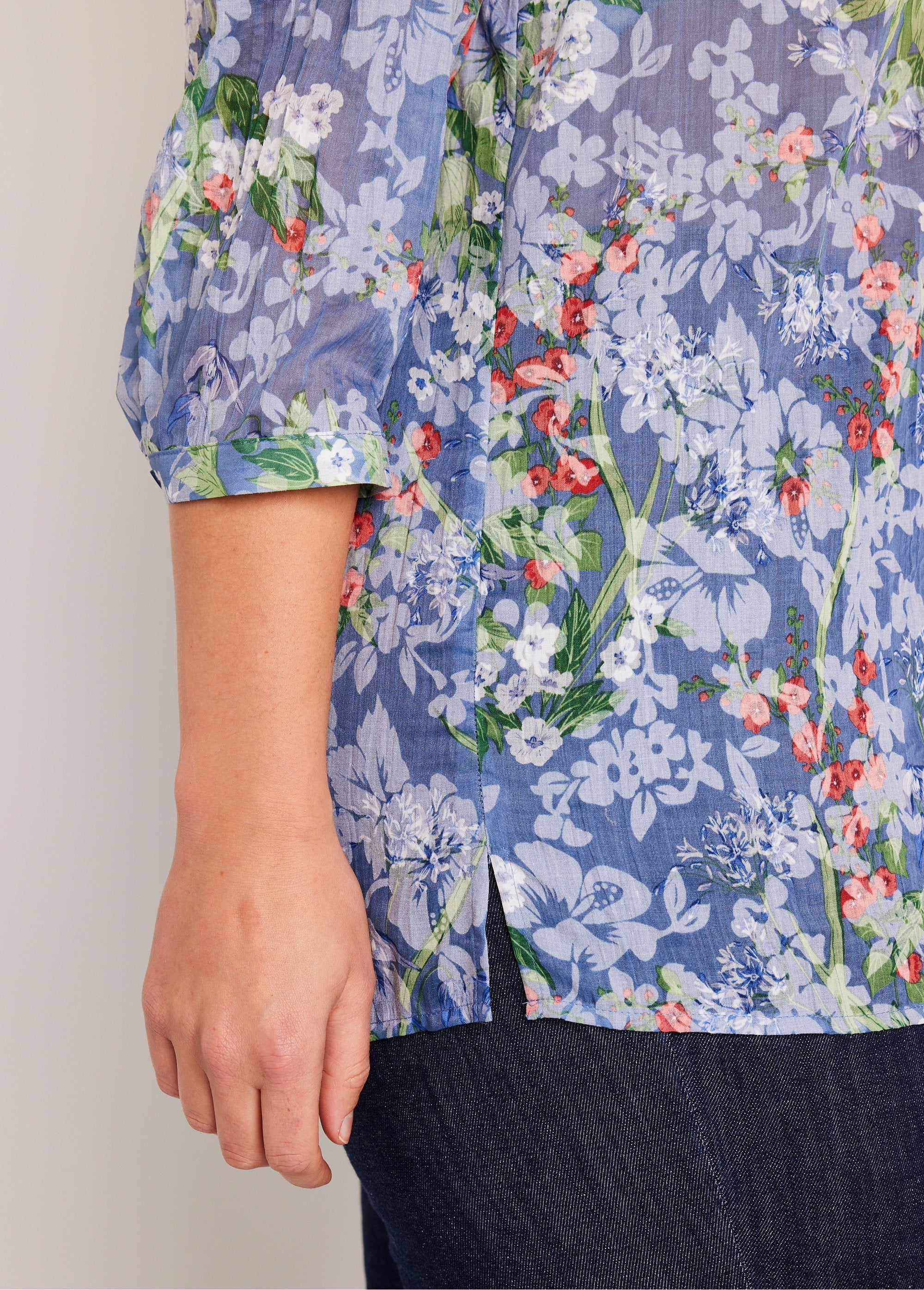 Loose_floral_3/4_sleeve_tunic_Blue_background_DE2_curvy