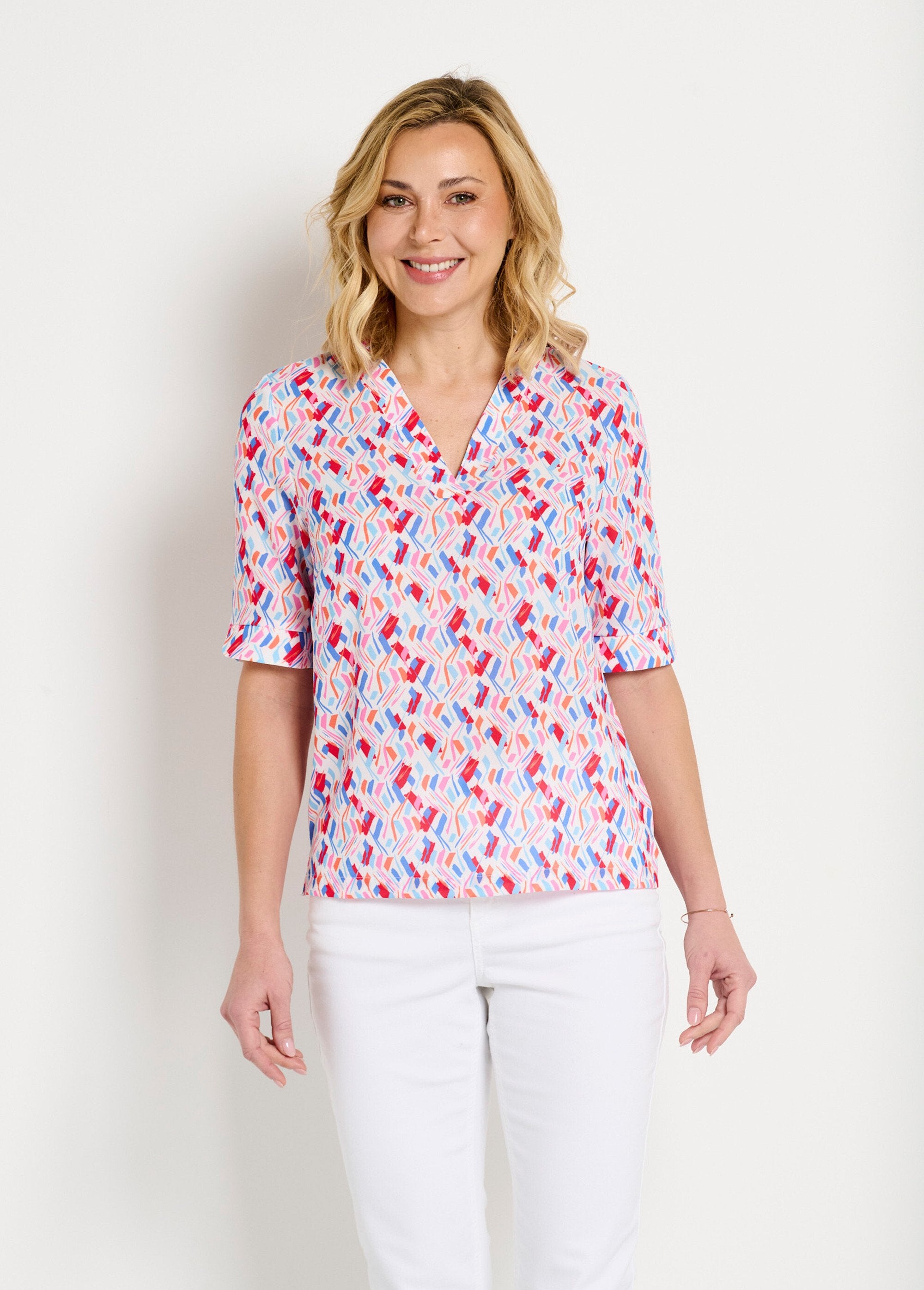 Straight_V-neck_tunic_with_short_printed_sleeves_Blue_and_pink_FA1_slim