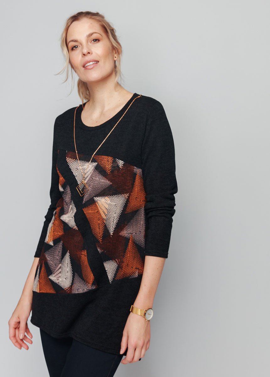 Graphic_tunic_with_fancy_necklace_Black_and_hazelnut_FA1_slim