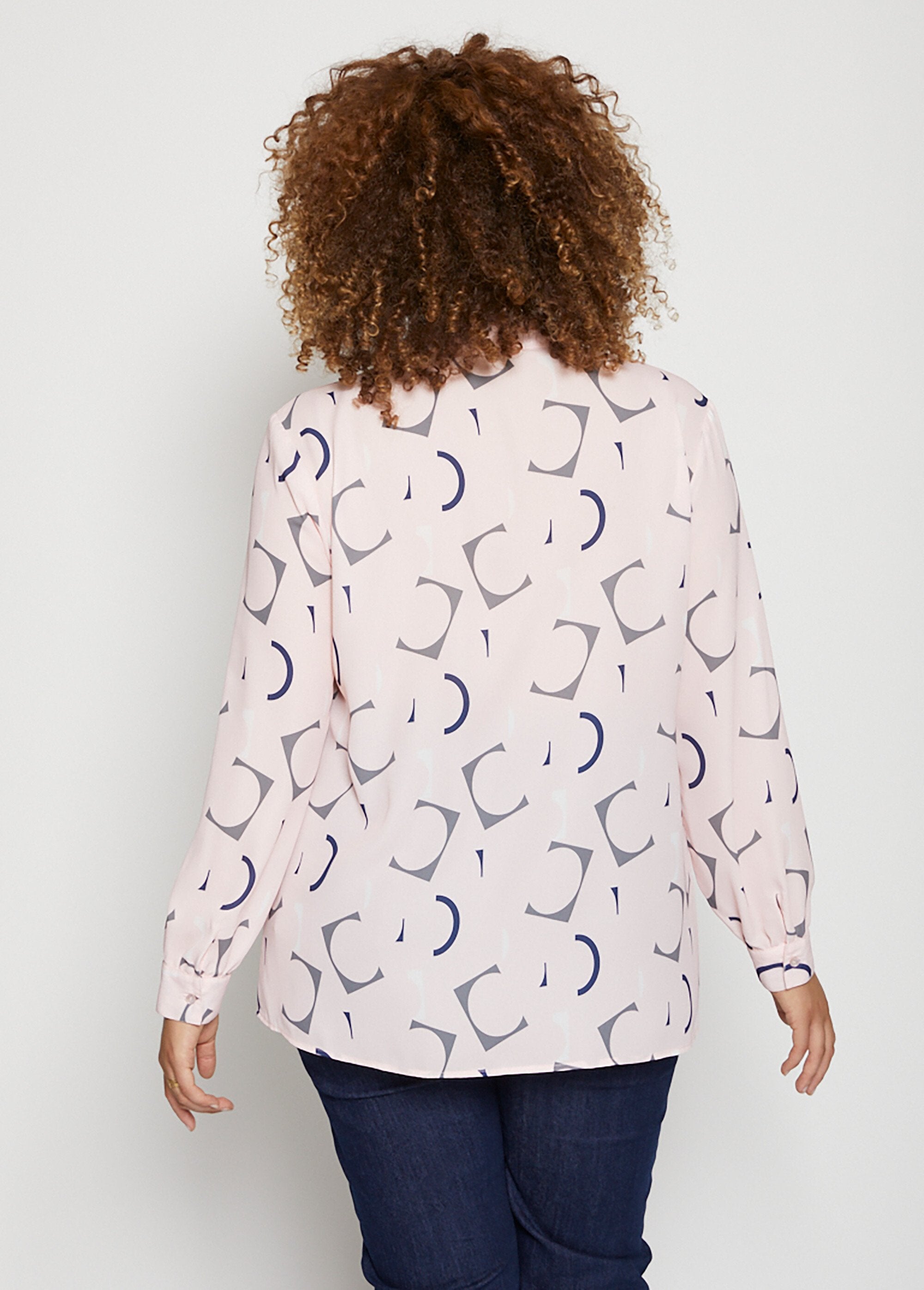 Long_flowing_printed_tunic_Pink_background_DO1_curvy