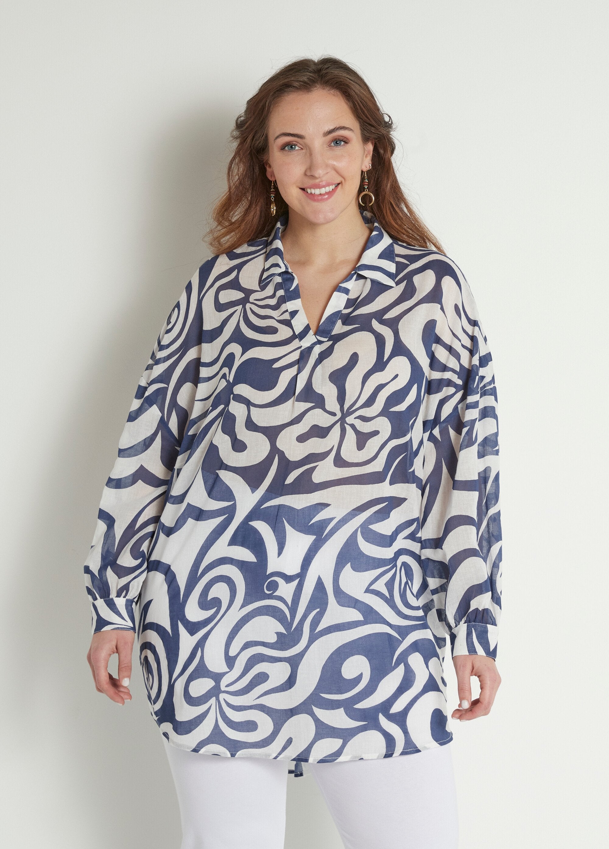 Long_cotton_voile_tunic_with_V-neck_Navy_and_white_FA1_curvy